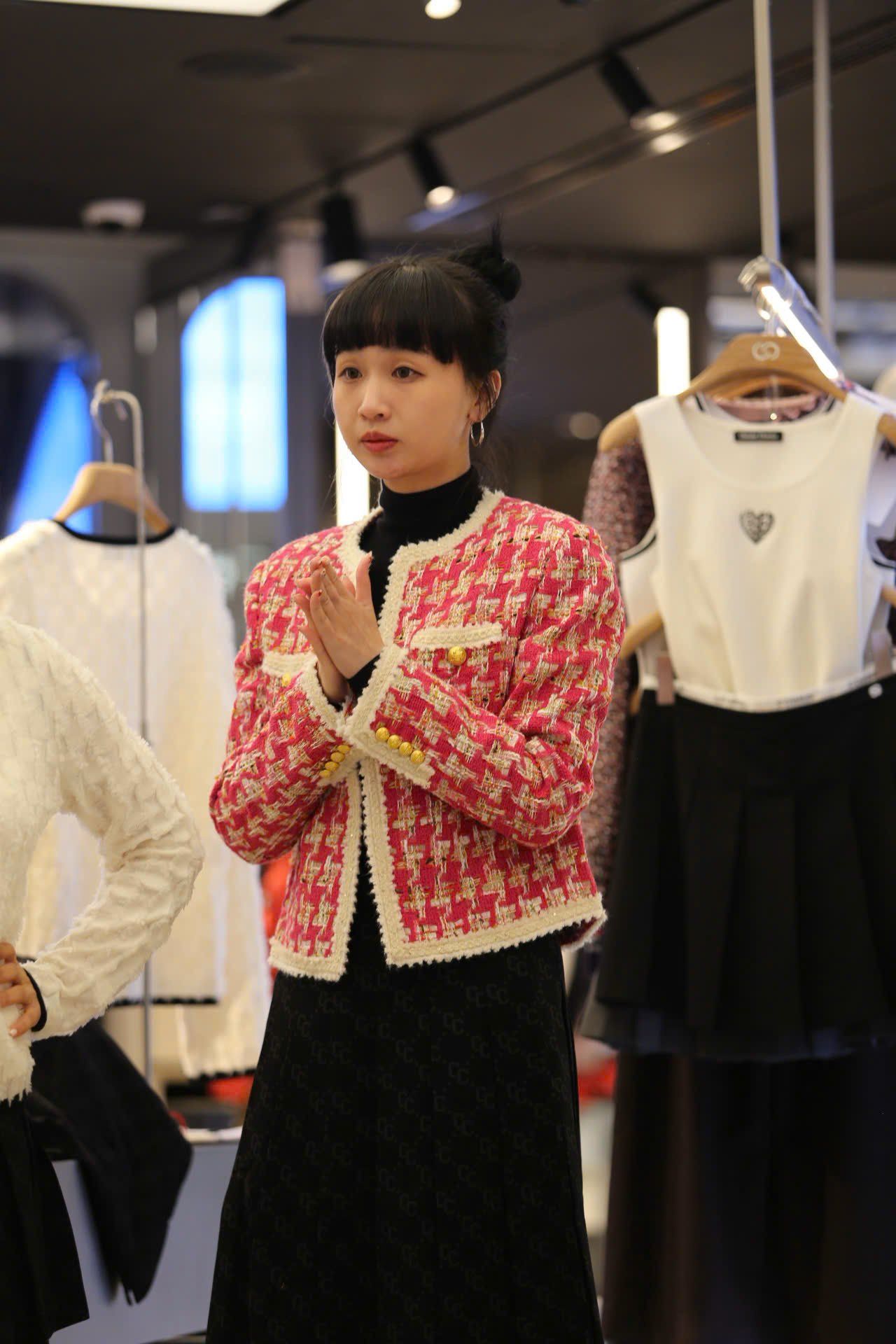  1.Áo dạ kẻ đỏ hồng , viền trắng 