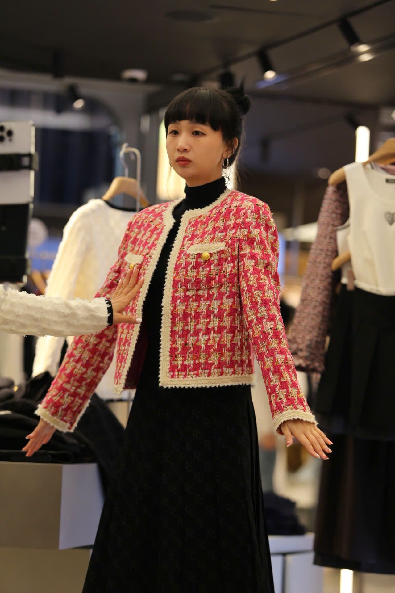  1.Áo dạ kẻ đỏ hồng , viền trắng 