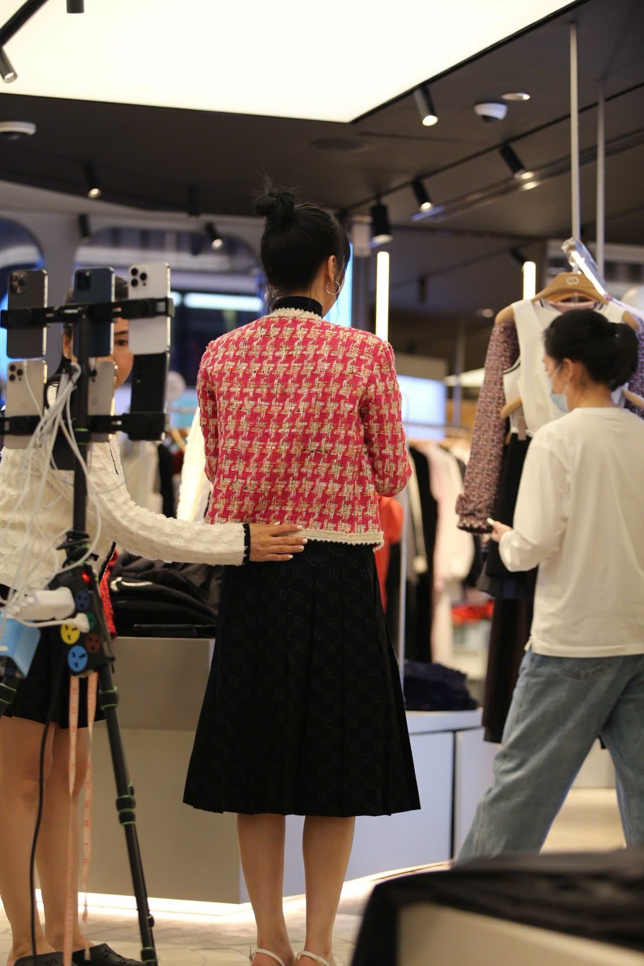  1.Áo dạ kẻ đỏ hồng , viền trắng 