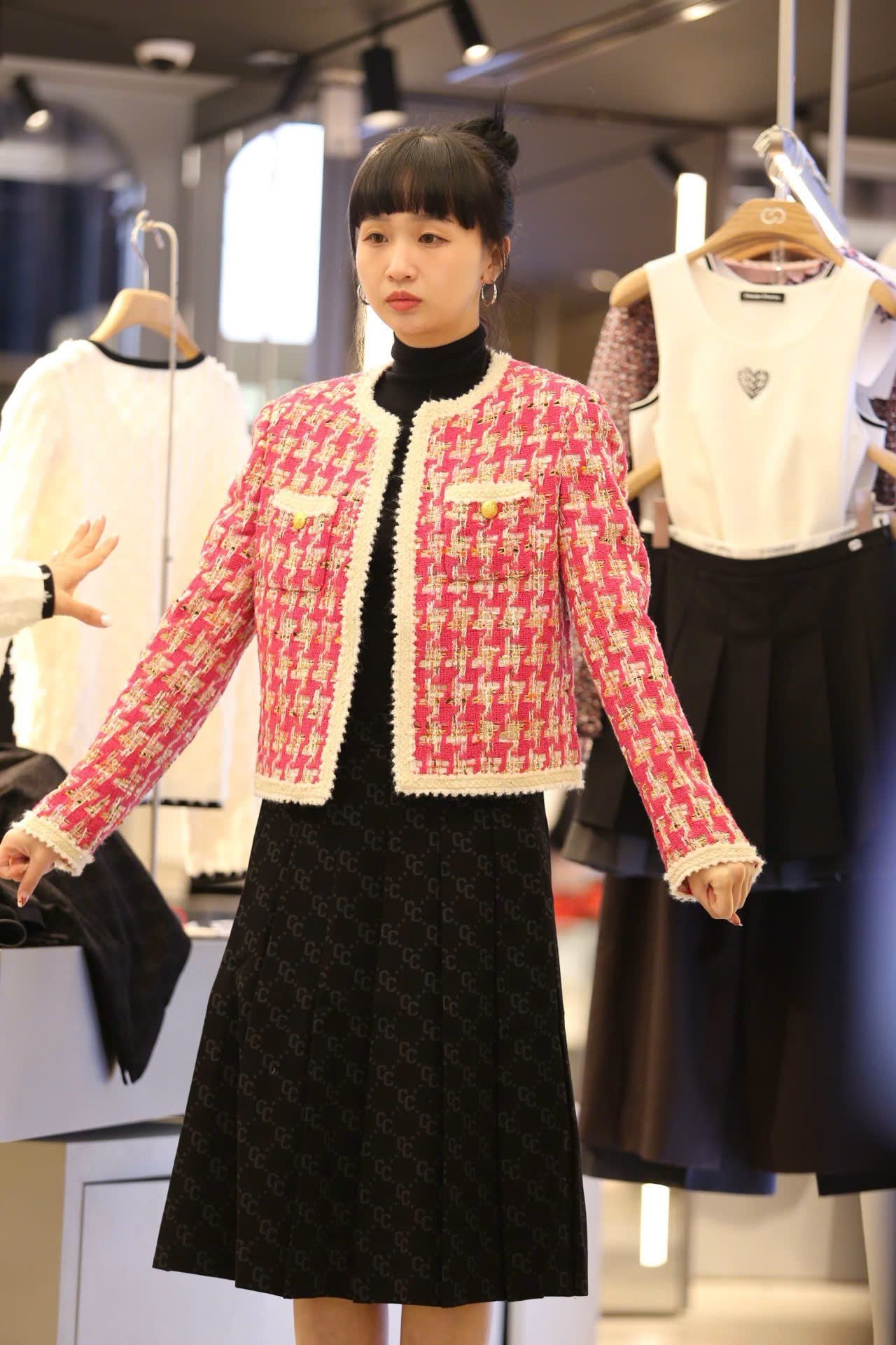  1.Áo dạ kẻ đỏ hồng , viền trắng 