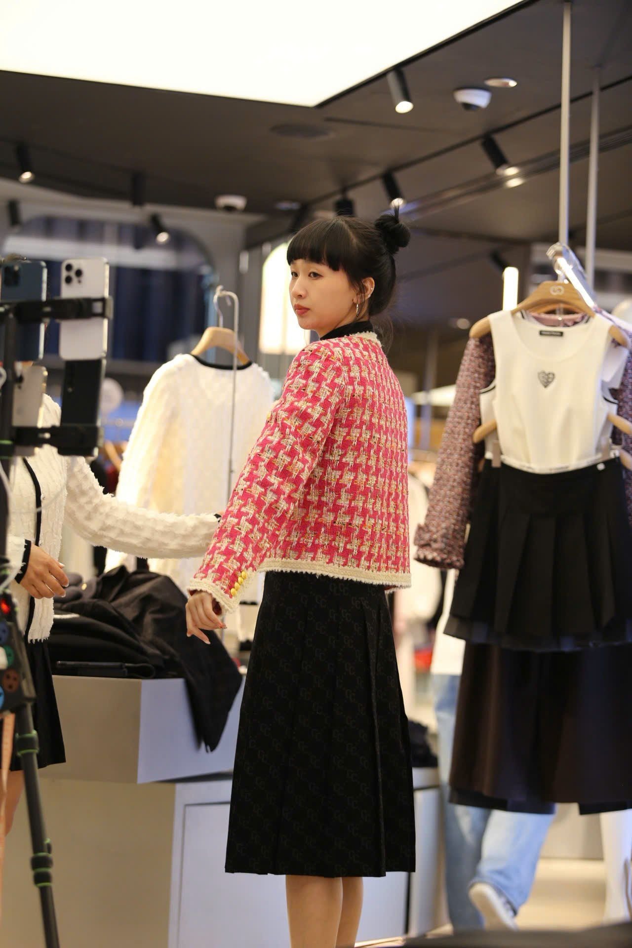  1.Áo dạ kẻ đỏ hồng , viền trắng 