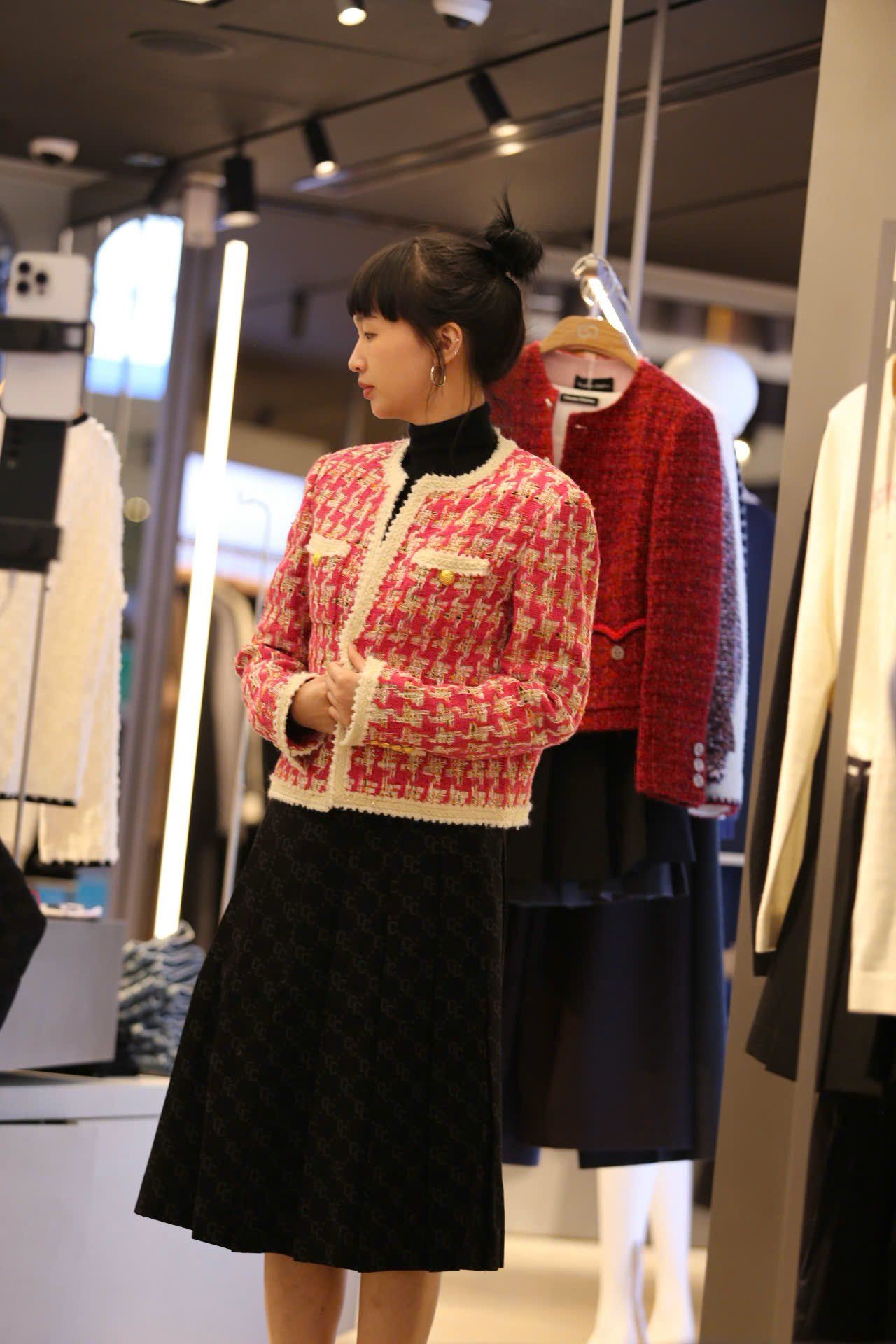  1.Áo dạ kẻ đỏ hồng , viền trắng 