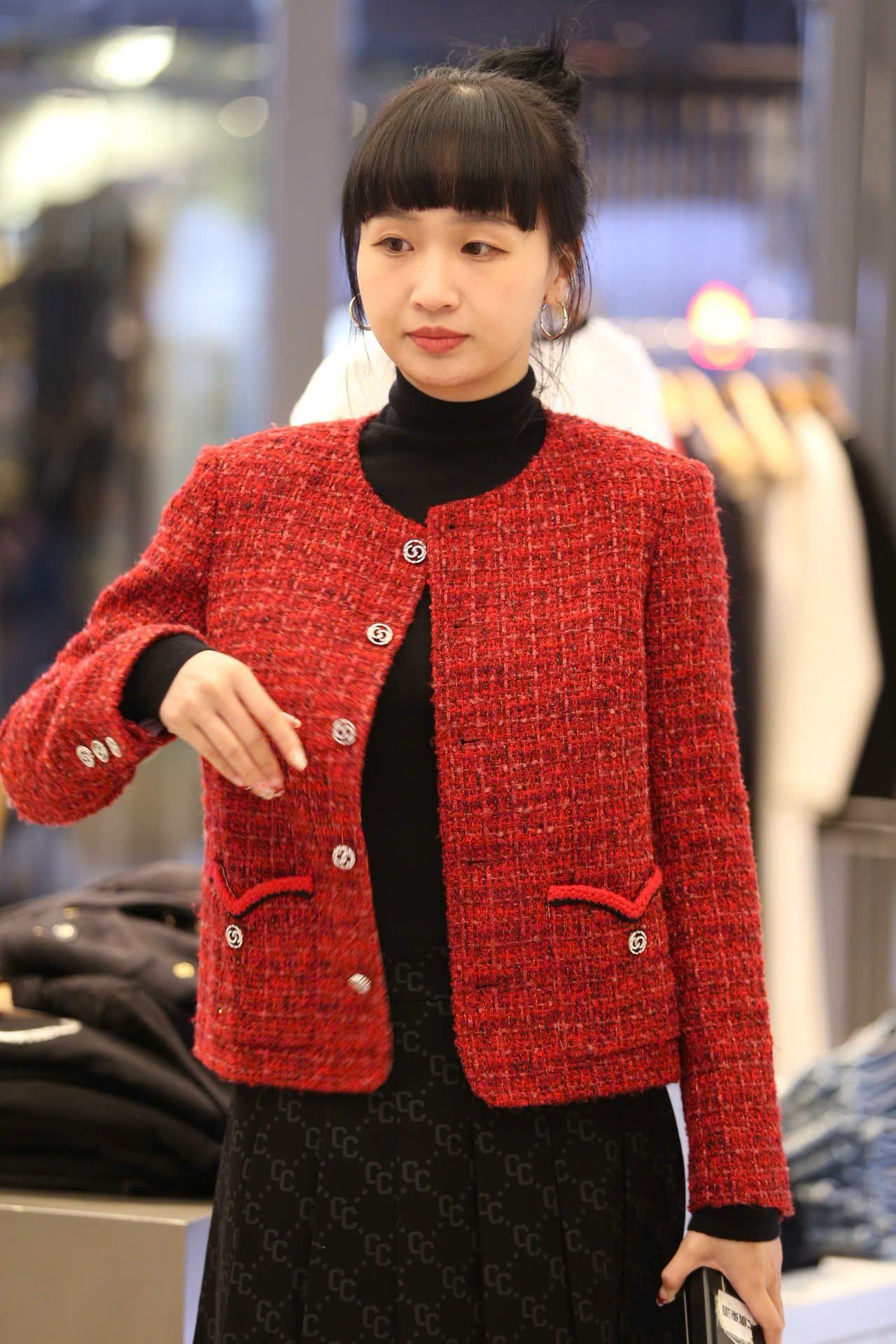  Áo Twed đỏ - logo 2 túi V 