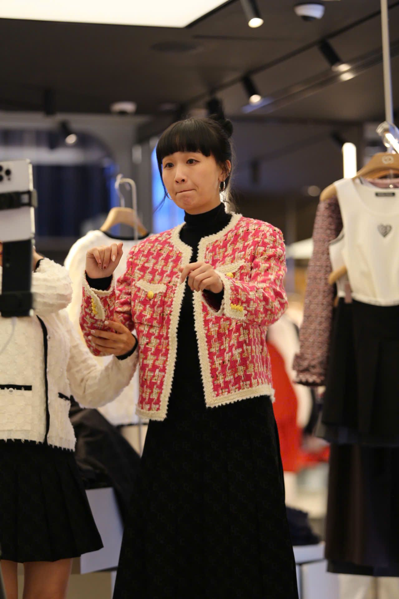  1.Áo dạ kẻ đỏ hồng , viền trắng 