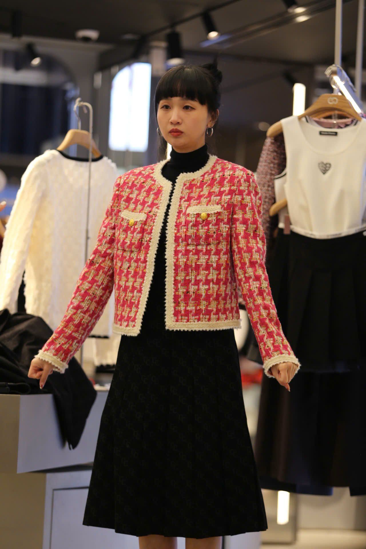  1.Áo dạ kẻ đỏ hồng , viền trắng 