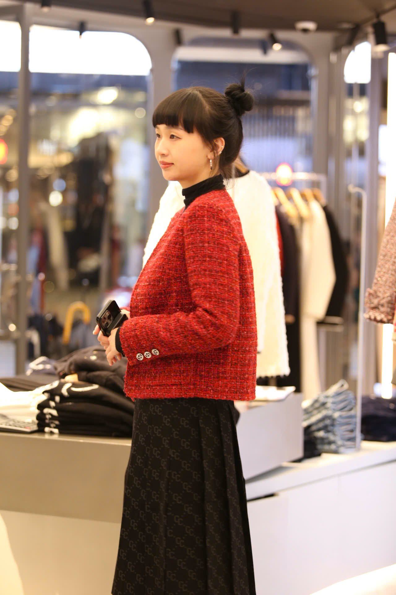  Áo Twed đỏ - logo 2 túi V 