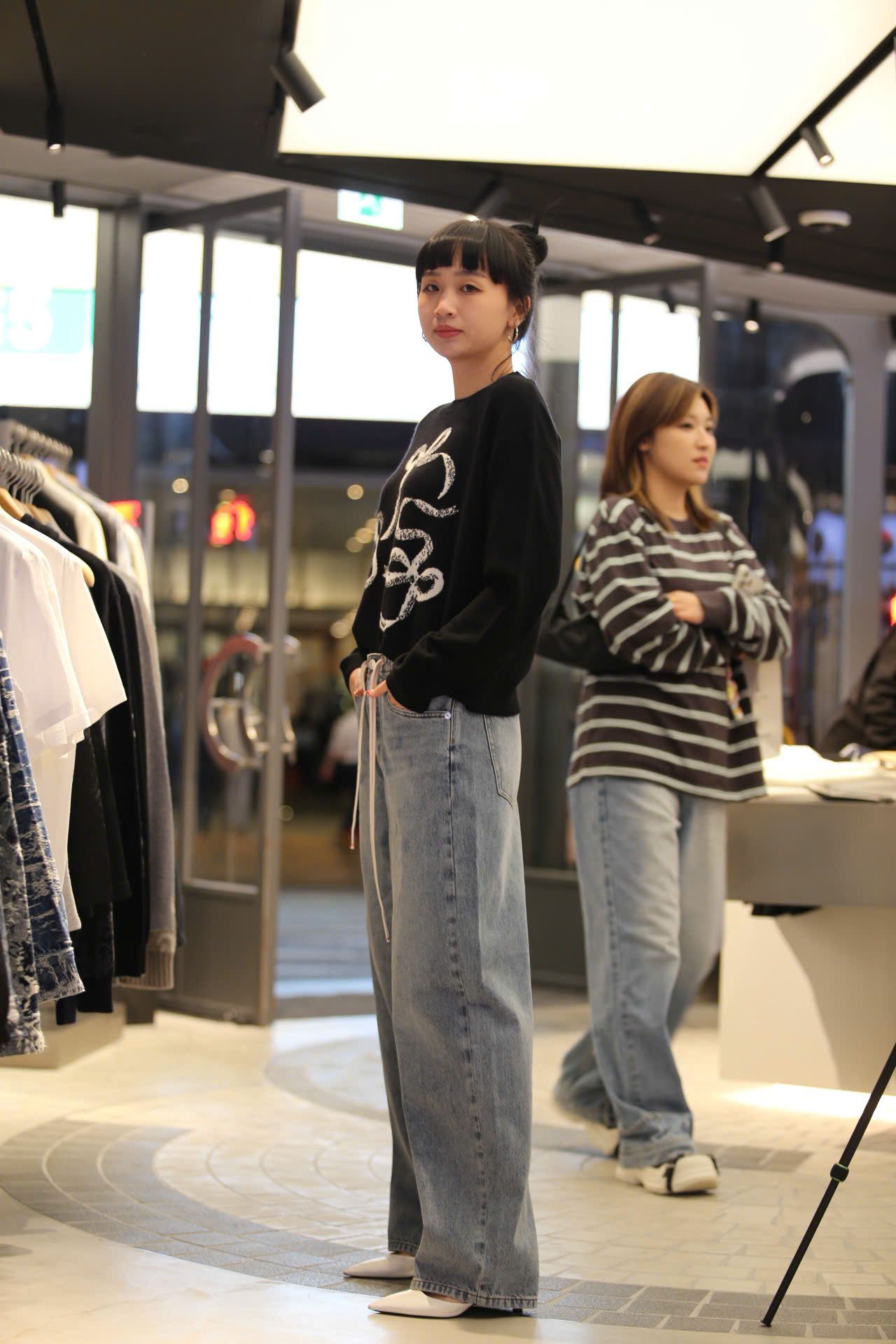  Áo len đen họa tiết 3 nơ trắng 