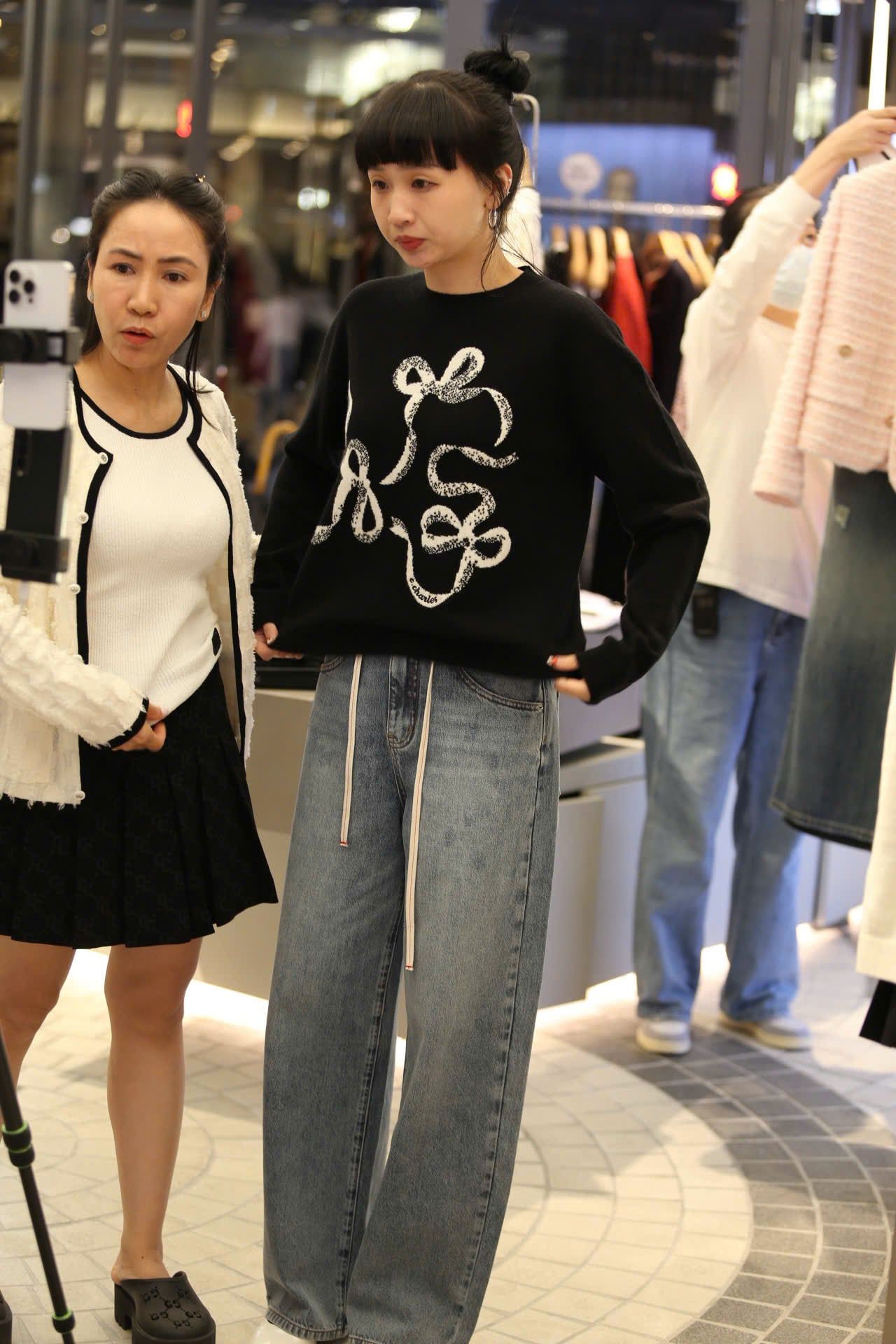  Áo len đen họa tiết 3 nơ trắng 