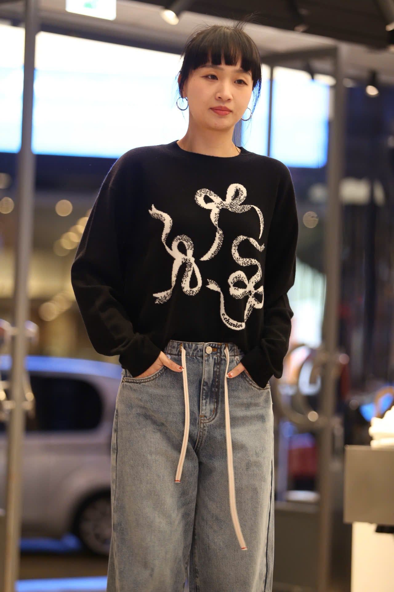  Áo len đen họa tiết 3 nơ trắng 