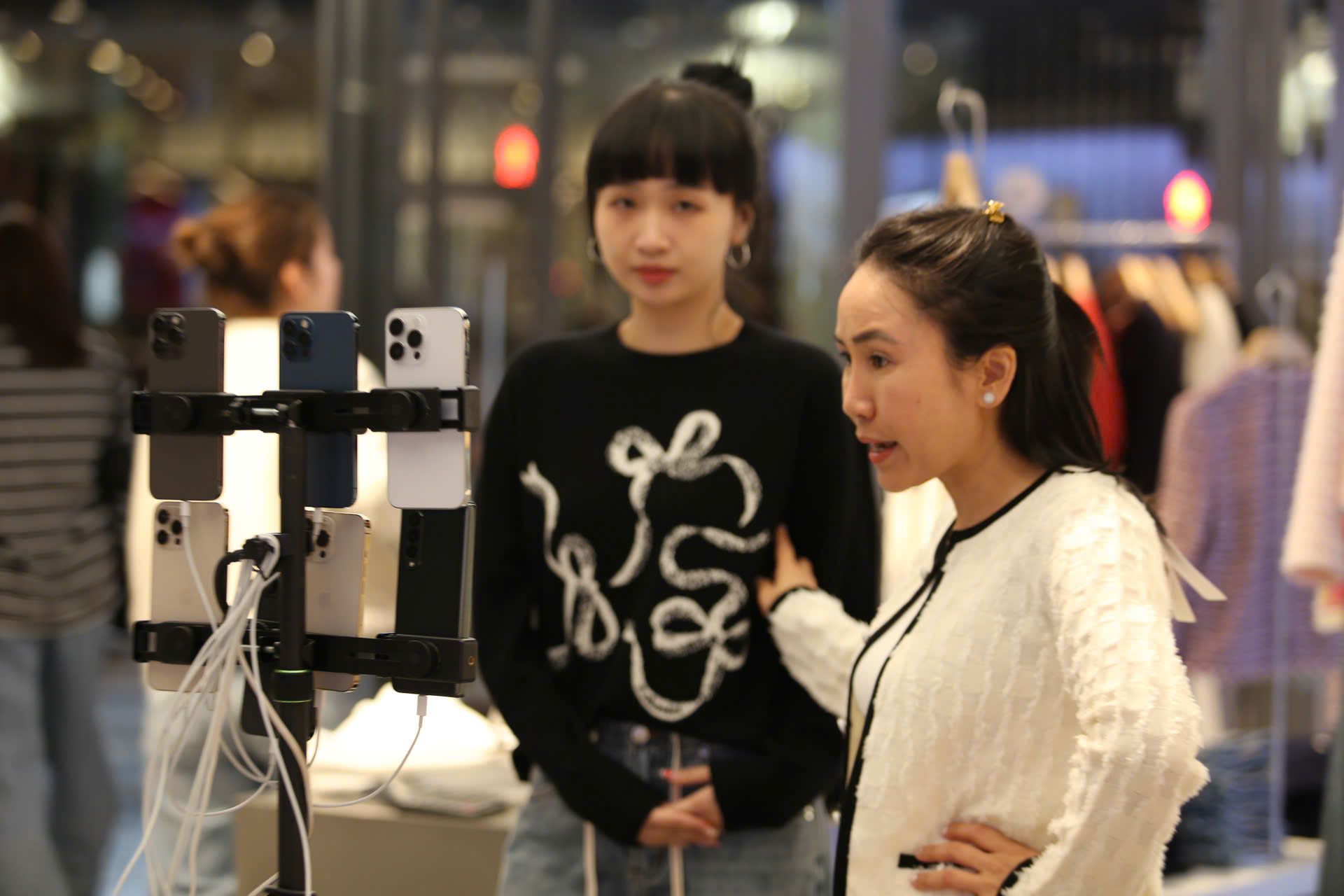  Áo len đen họa tiết 3 nơ trắng 