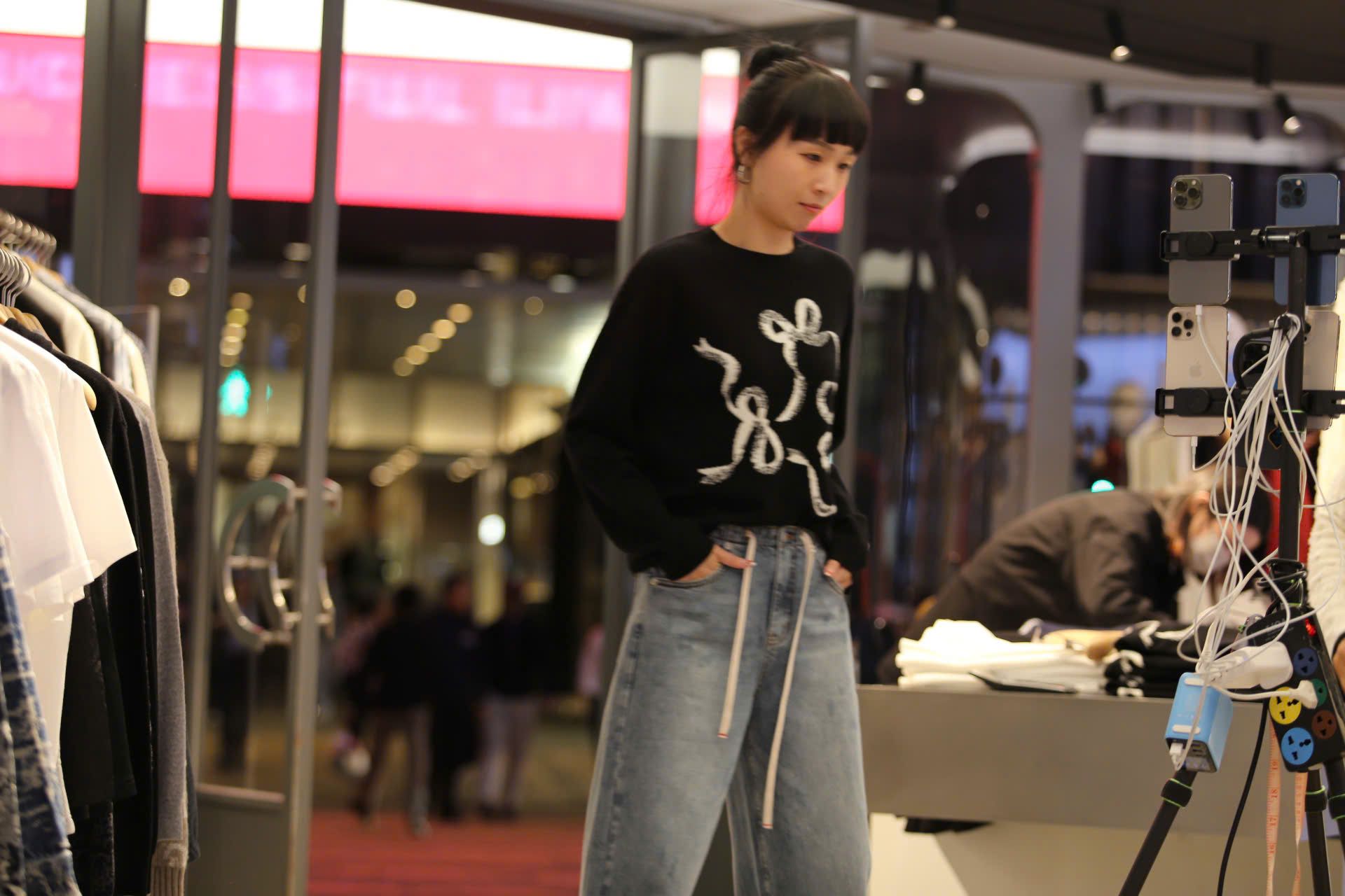  Áo len đen họa tiết 3 nơ trắng 