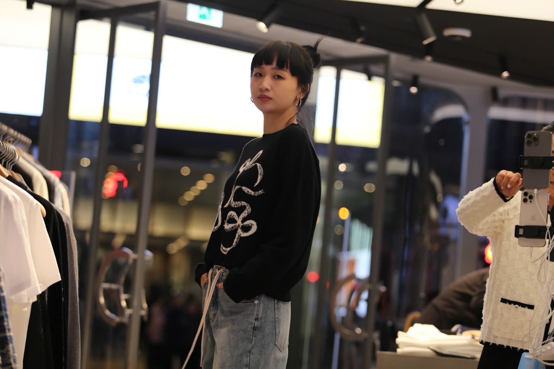  Áo len đen họa tiết 3 nơ trắng 