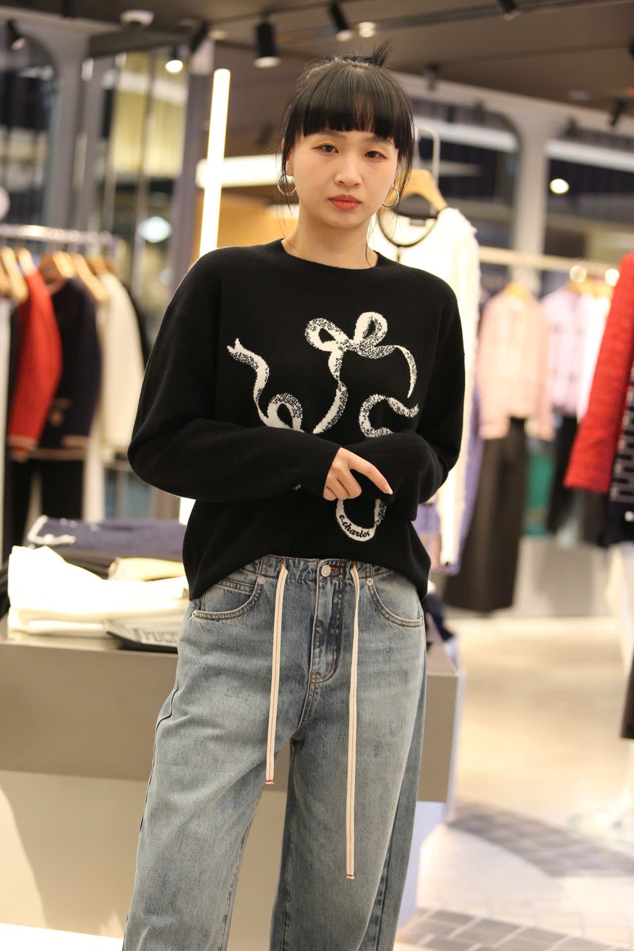  Áo len đen họa tiết 3 nơ trắng 