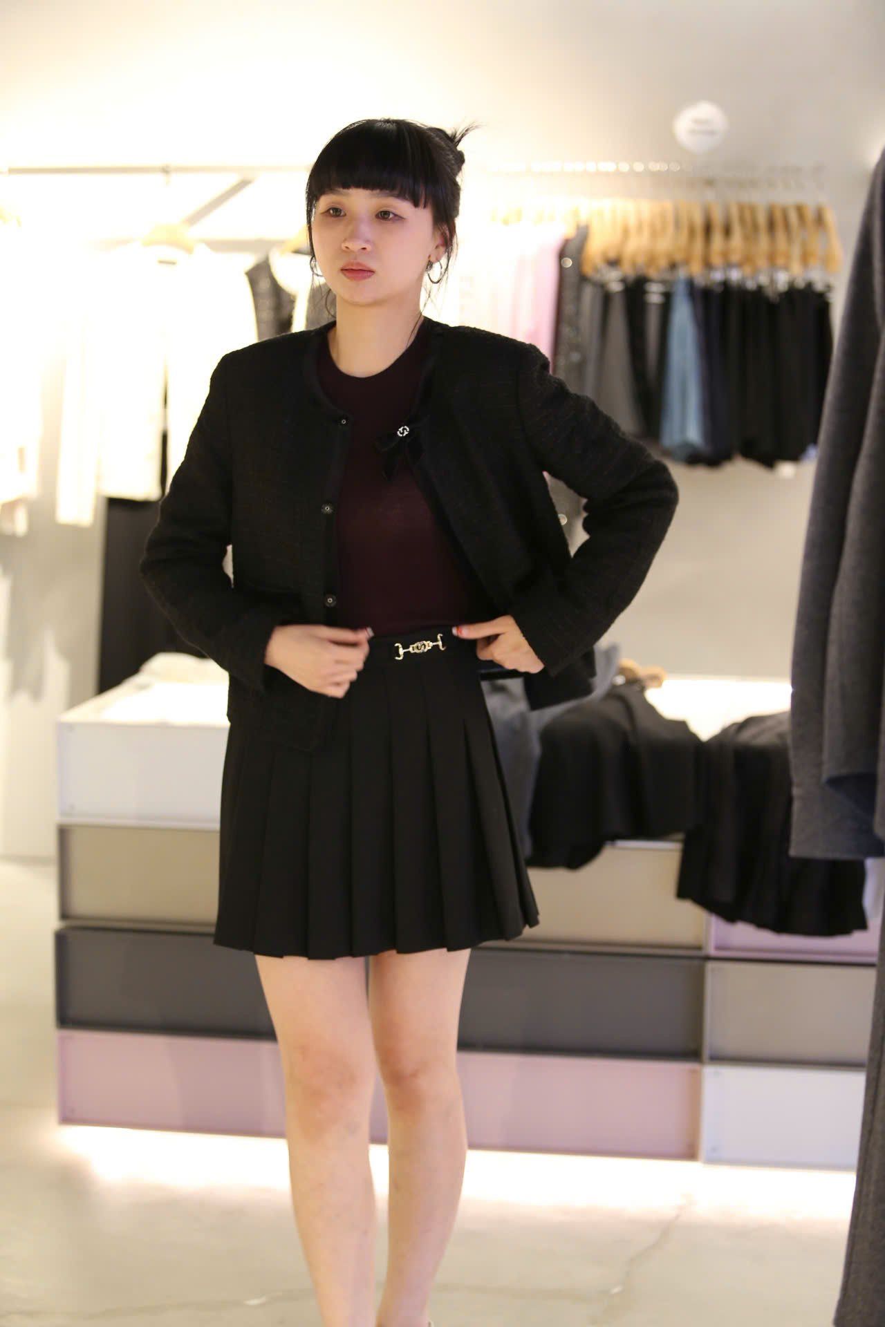  2.Áo tweed đen đính nơ cổ 