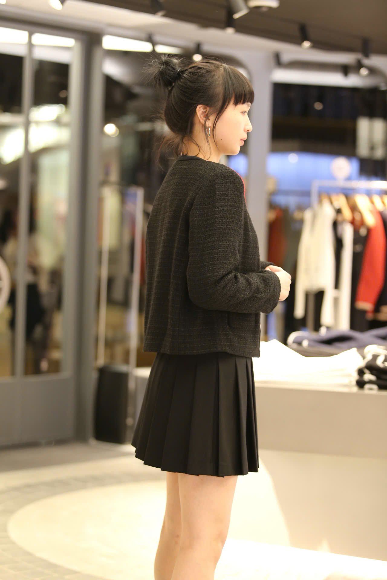  2.Áo tweed đen đính nơ cổ 