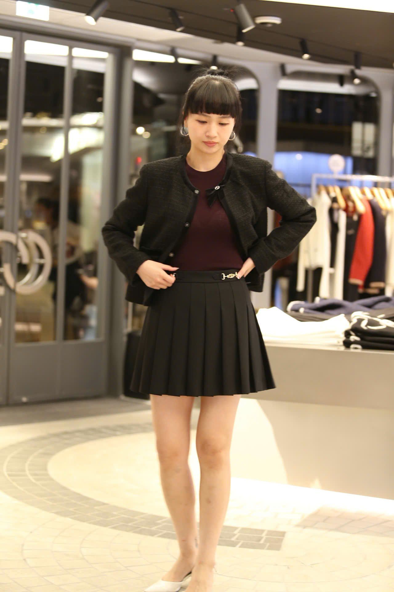  2.Áo tweed đen đính nơ cổ 