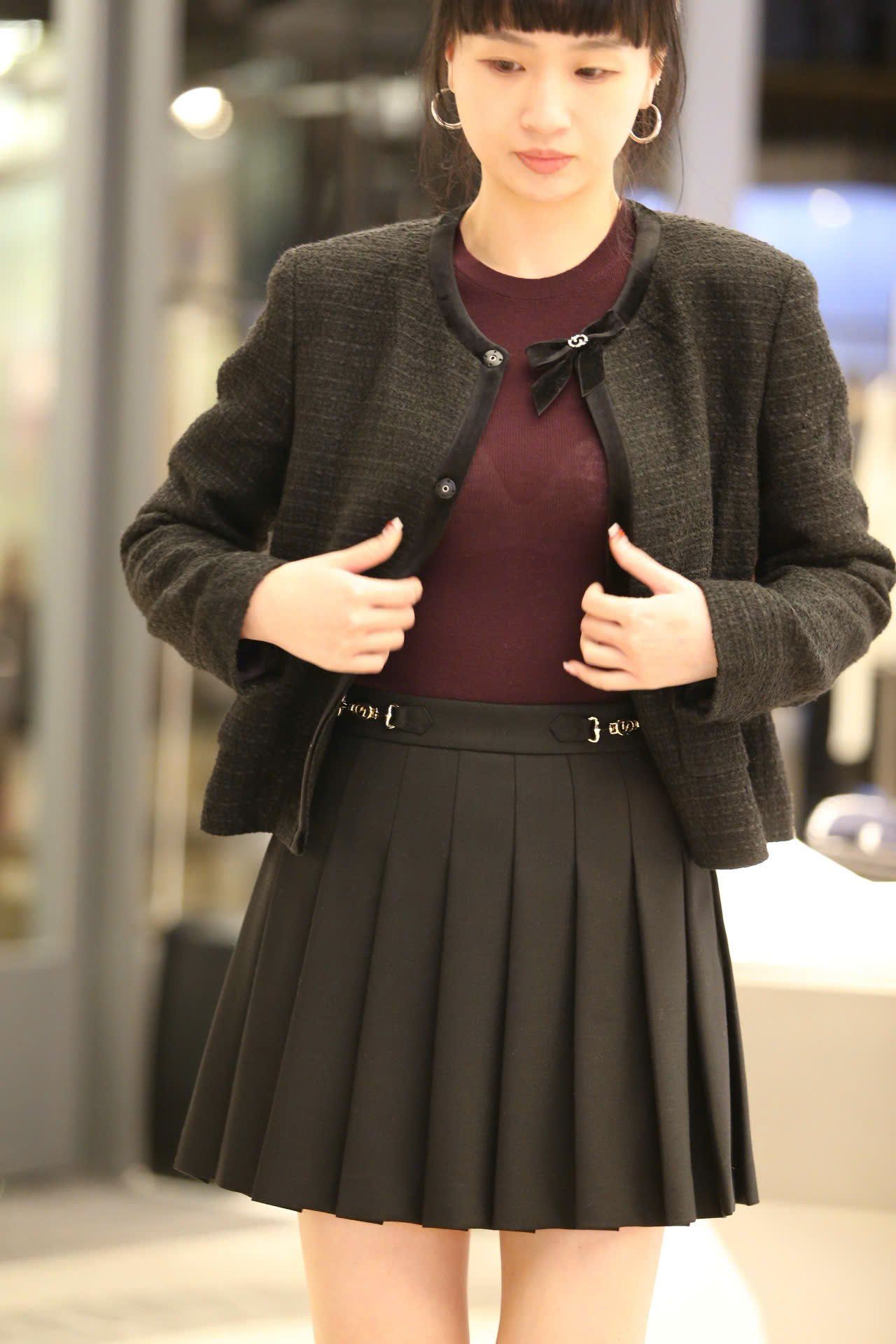  2.Áo tweed đen đính nơ cổ 