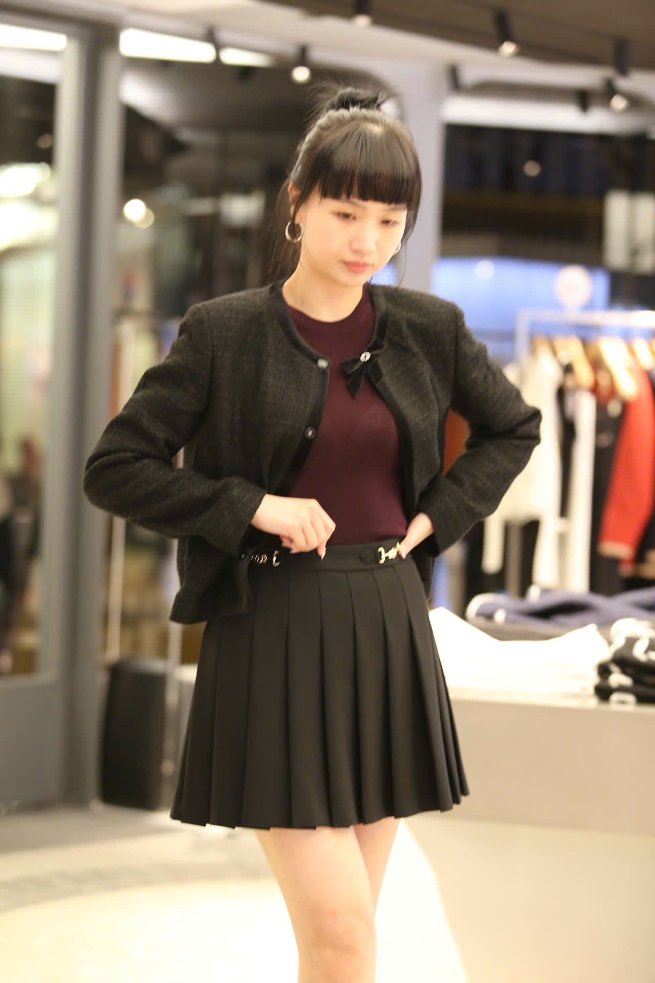  2.Áo tweed đen đính nơ cổ 