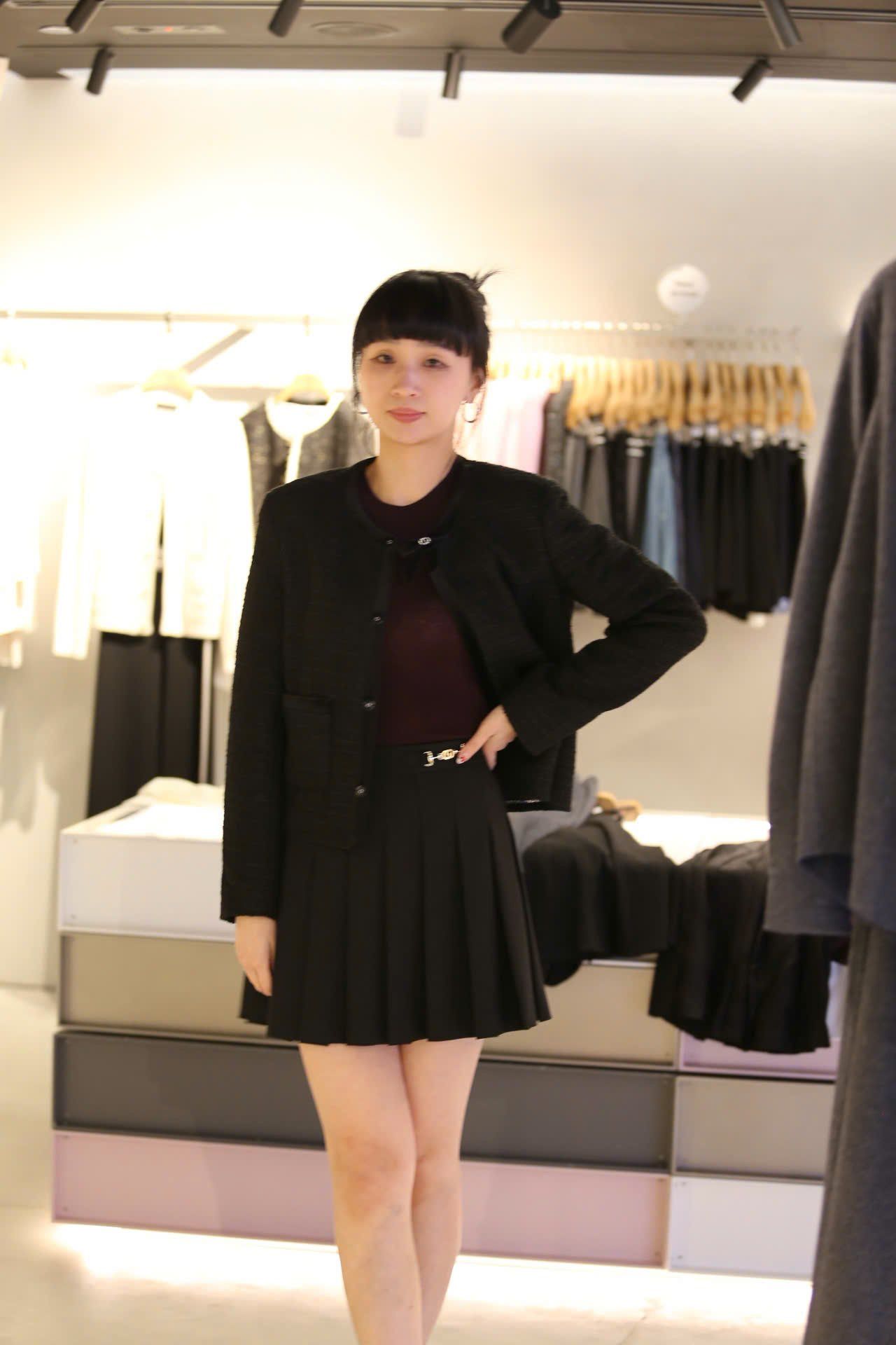  2.Áo tweed đen đính nơ cổ 