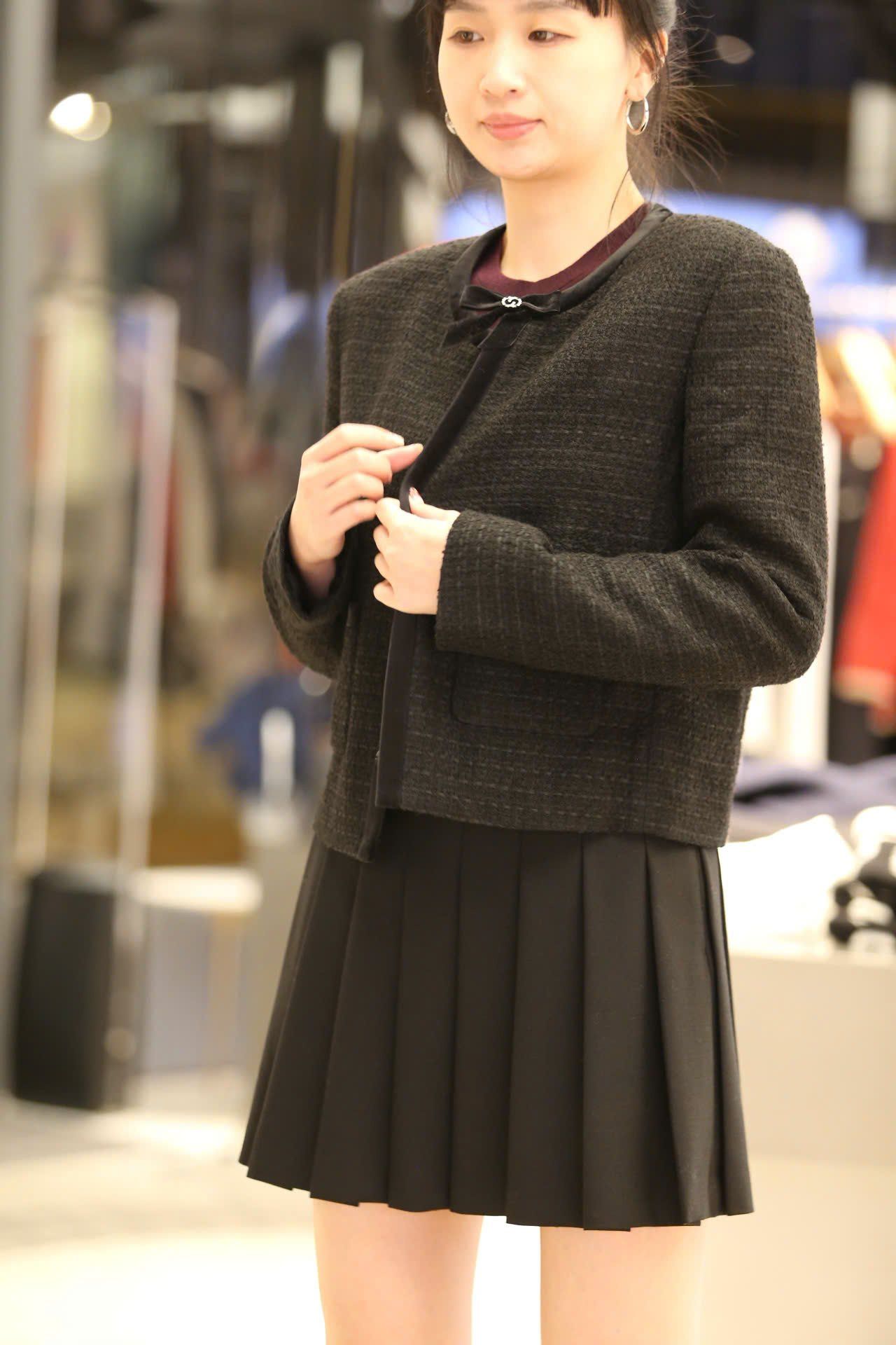  2.Áo tweed đen đính nơ cổ 