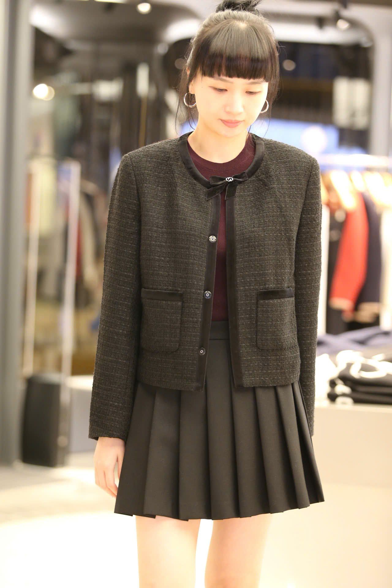  2.Áo tweed đen đính nơ cổ 