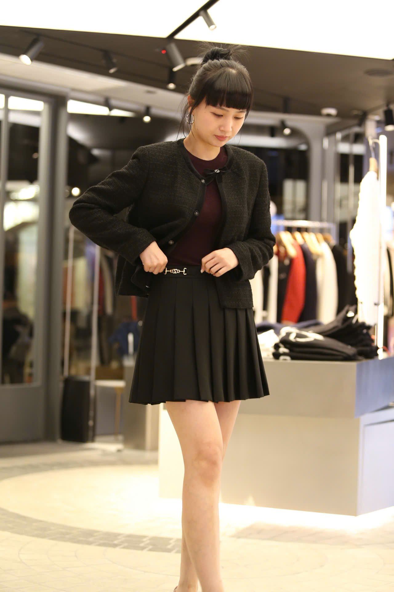  2.Áo tweed đen đính nơ cổ 