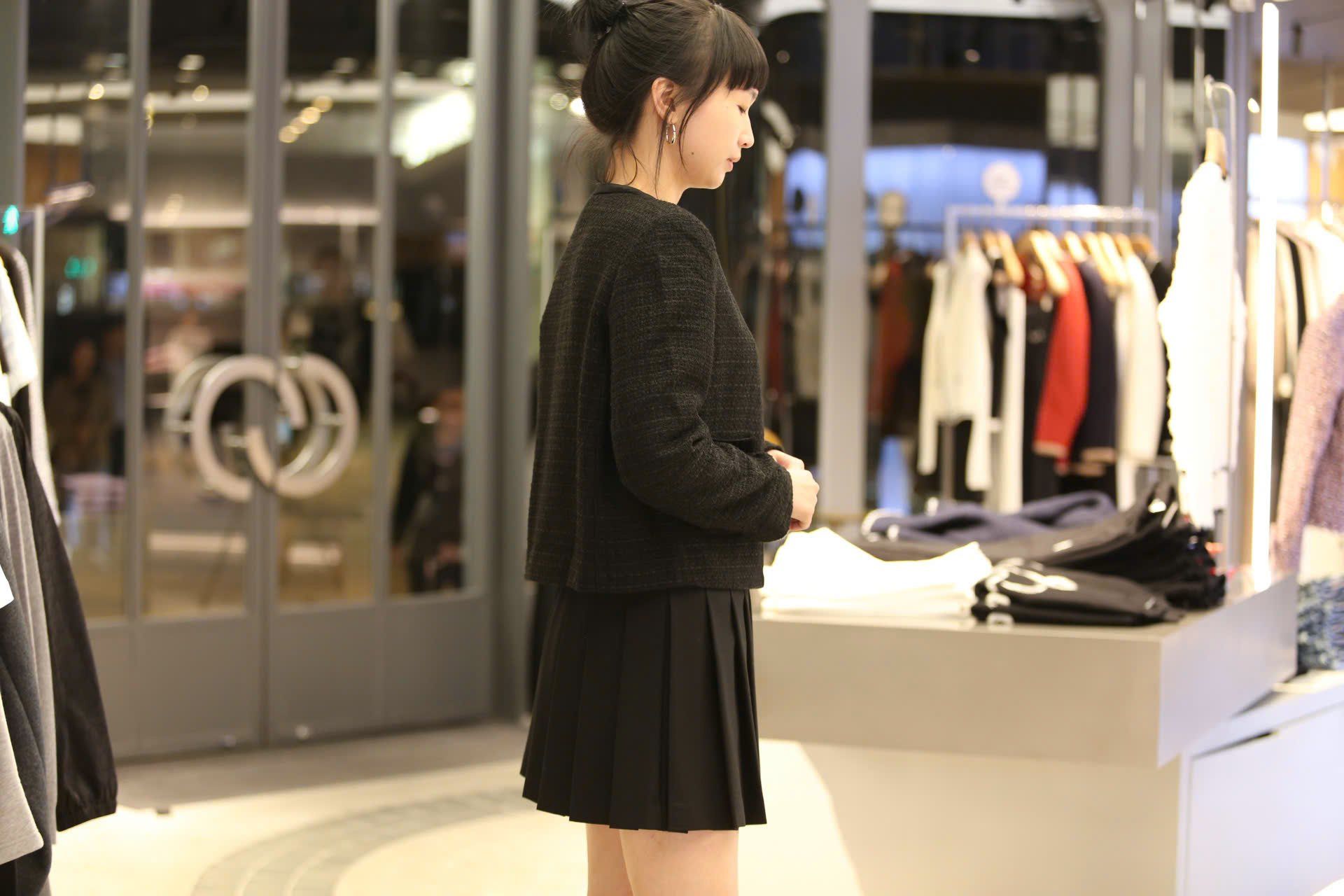  2.Áo tweed đen đính nơ cổ 