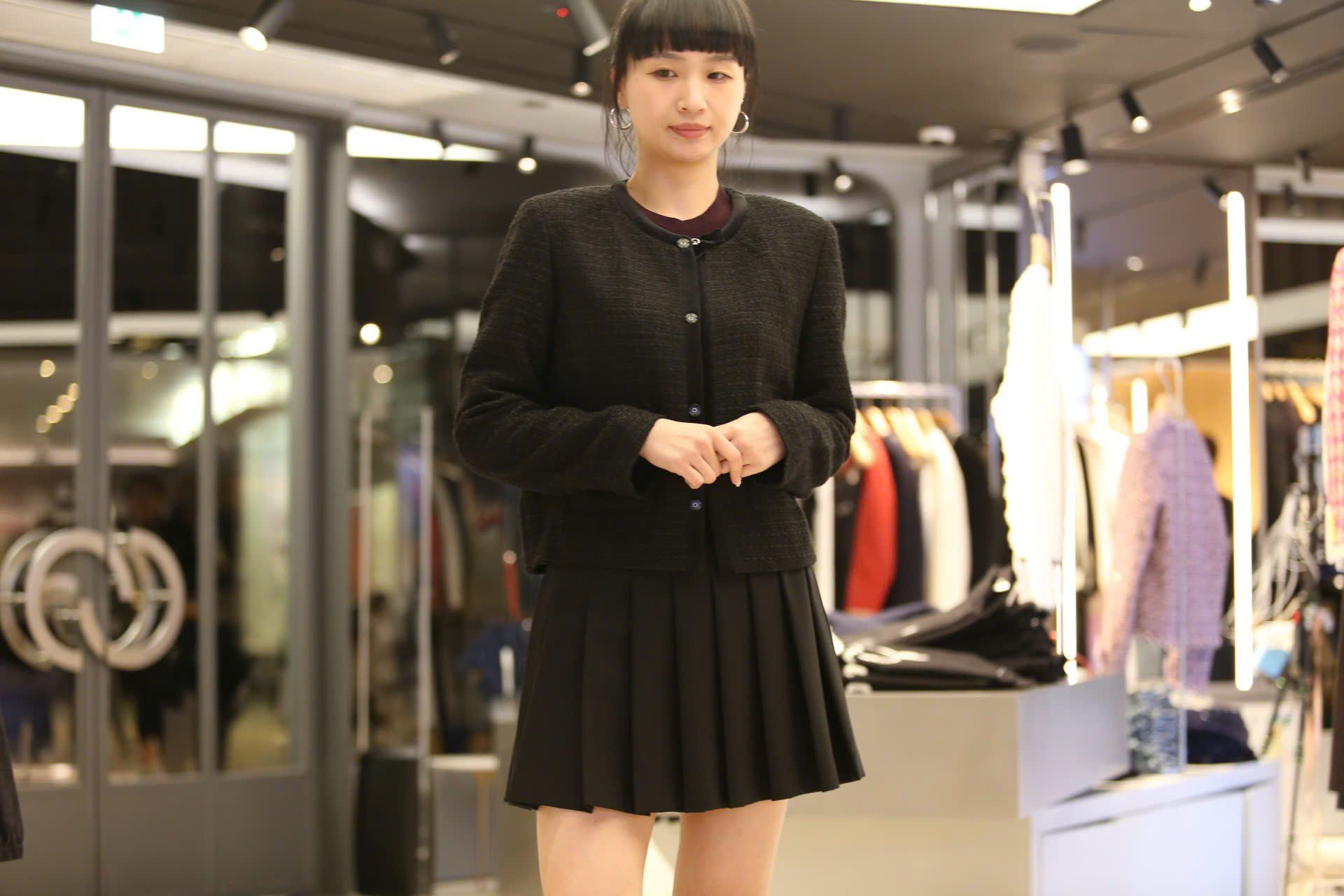  2.Áo tweed đen đính nơ cổ 