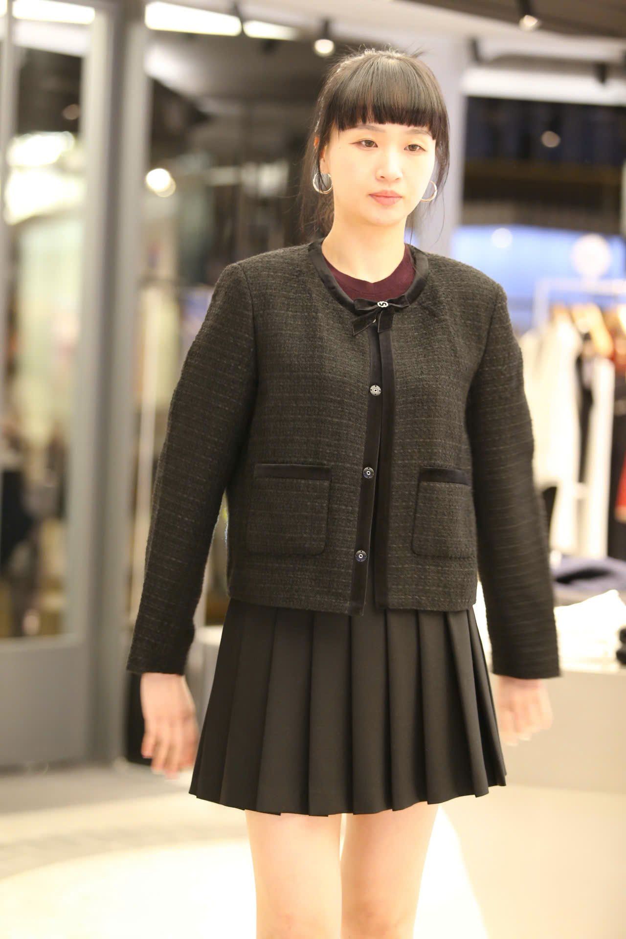  2.Áo tweed đen đính nơ cổ 