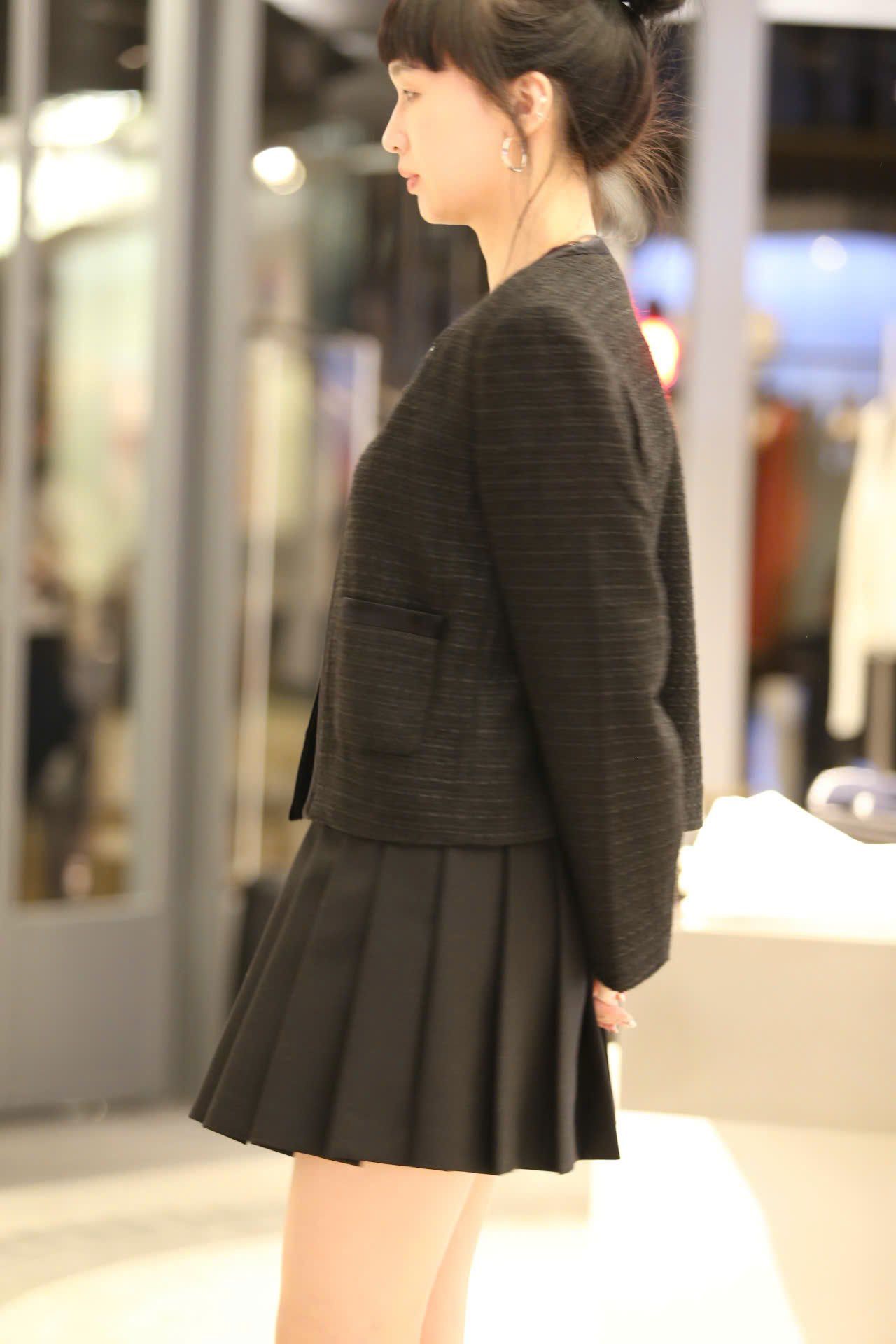  2.Áo tweed đen đính nơ cổ 