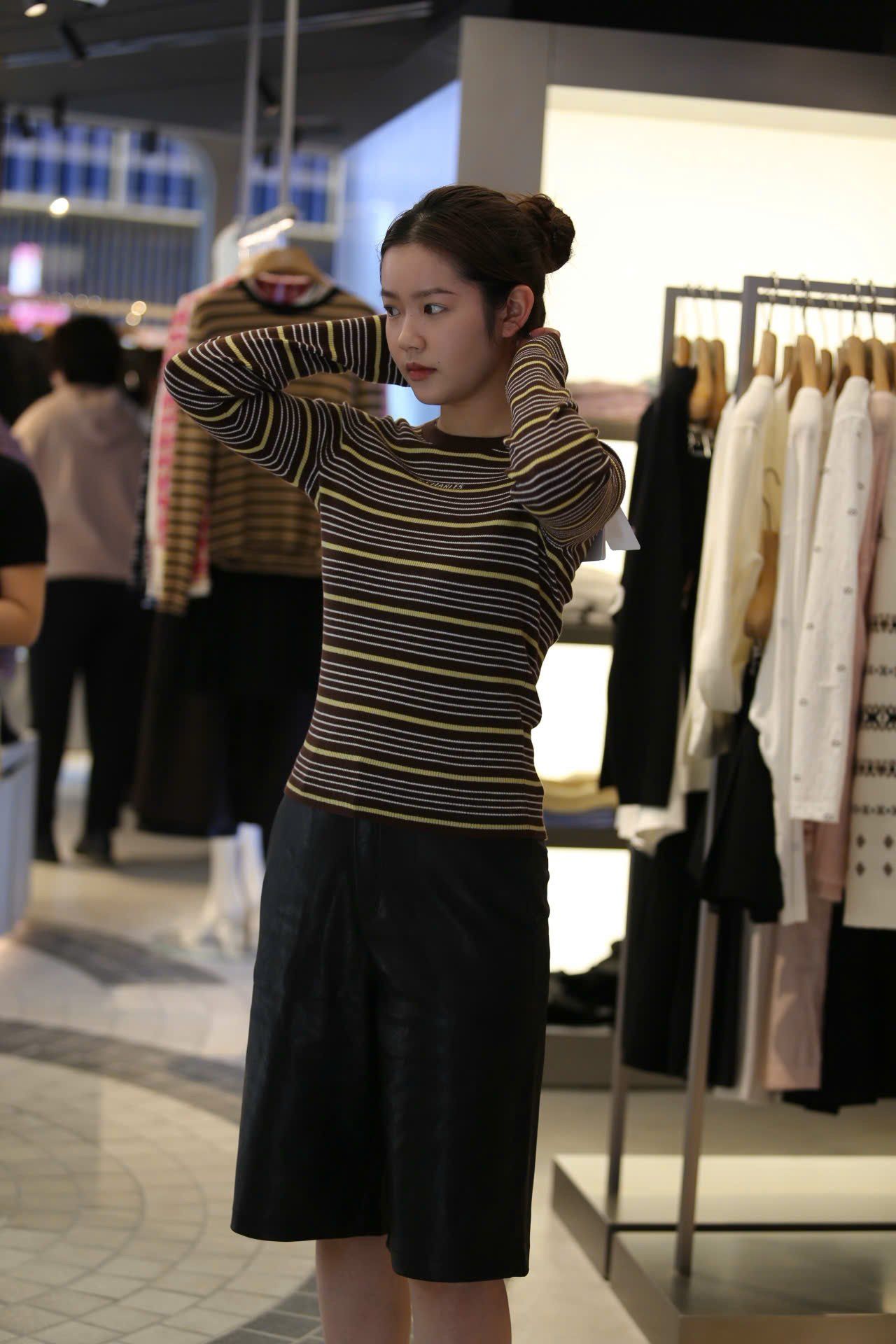  Áo thun dài tay kẻ vàng nâu 