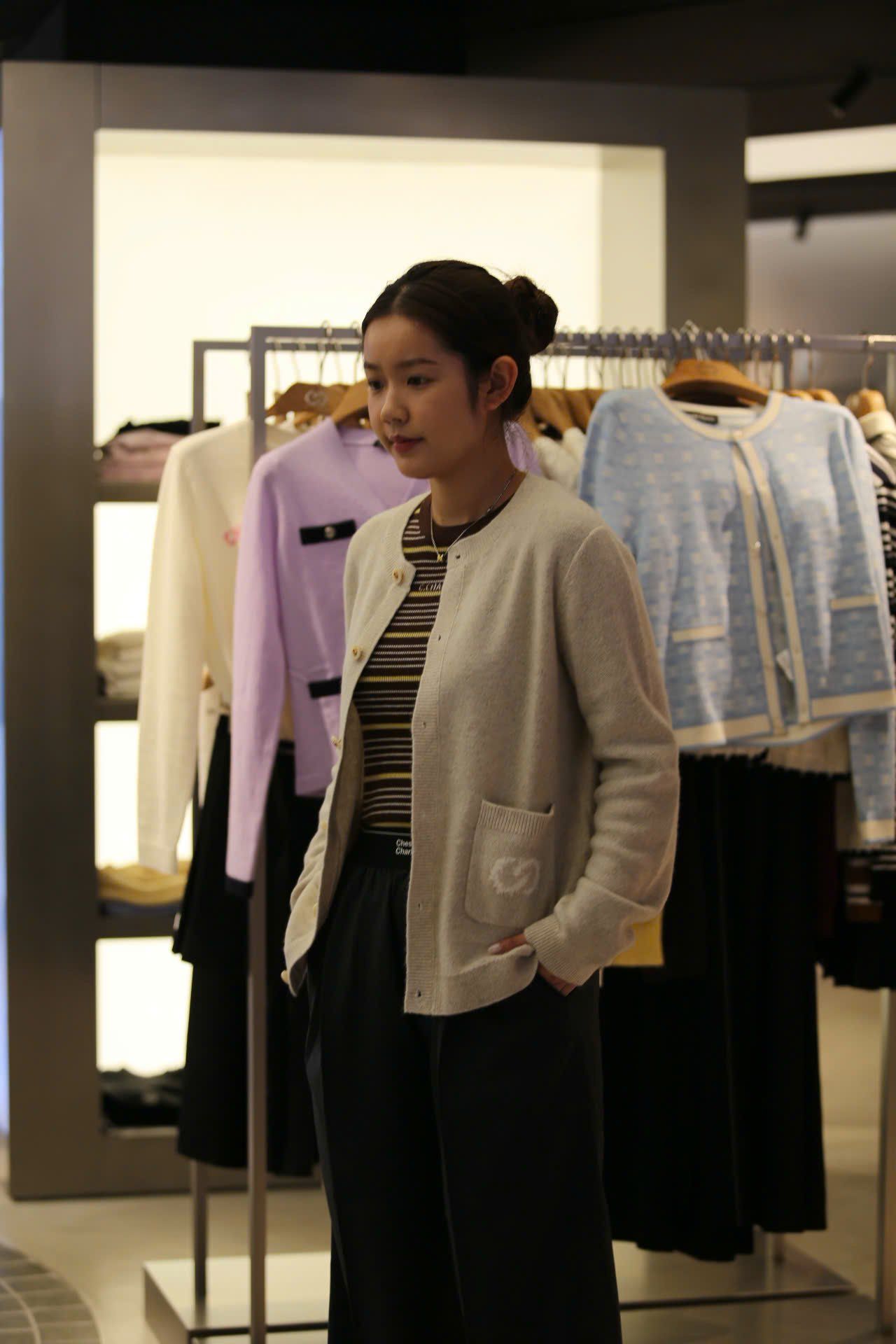  Áo CDG màu kem logo tròn túi 1 bên 