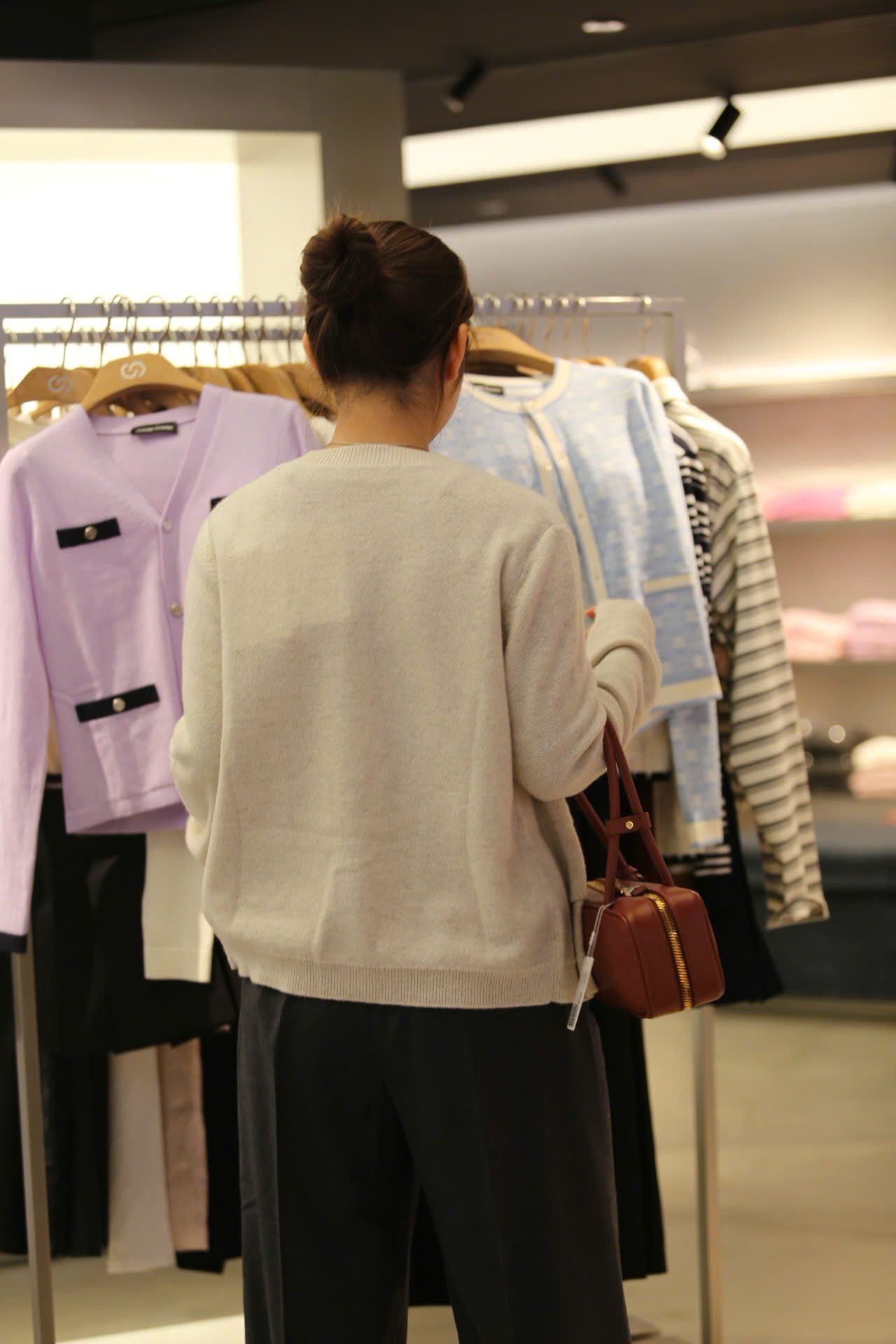  Áo CDG màu kem logo tròn túi 1 bên 