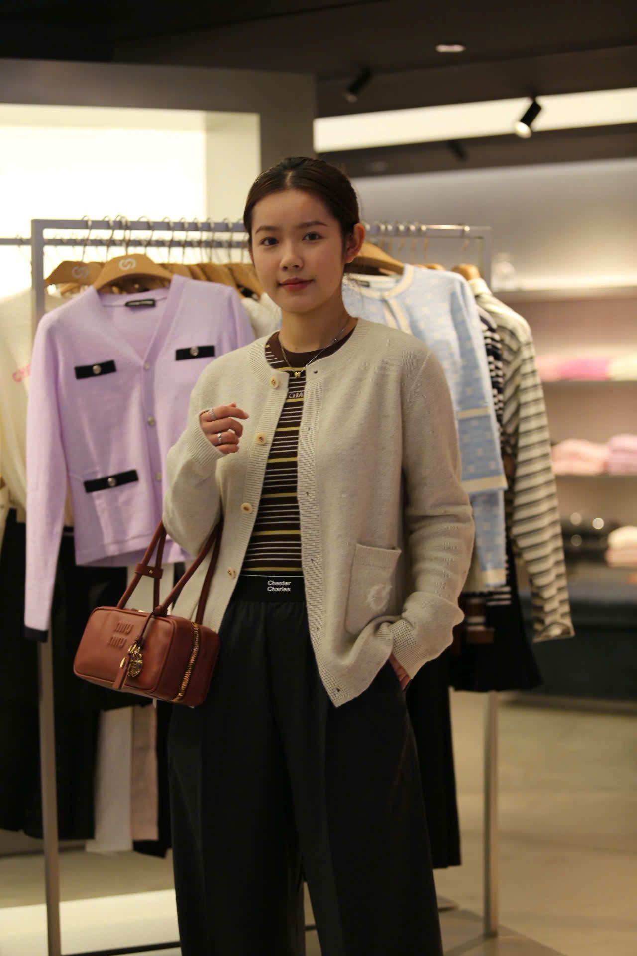  Áo CDG màu kem logo tròn túi 1 bên 