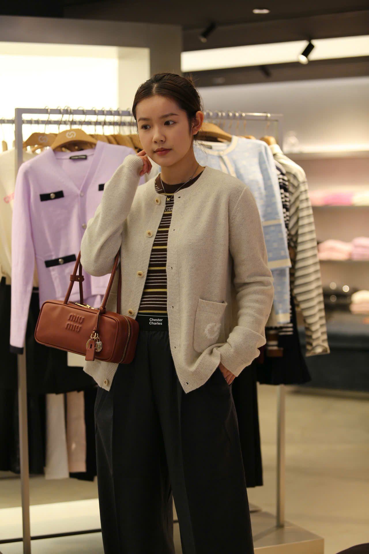  Áo CDG màu kem logo tròn túi 1 bên 