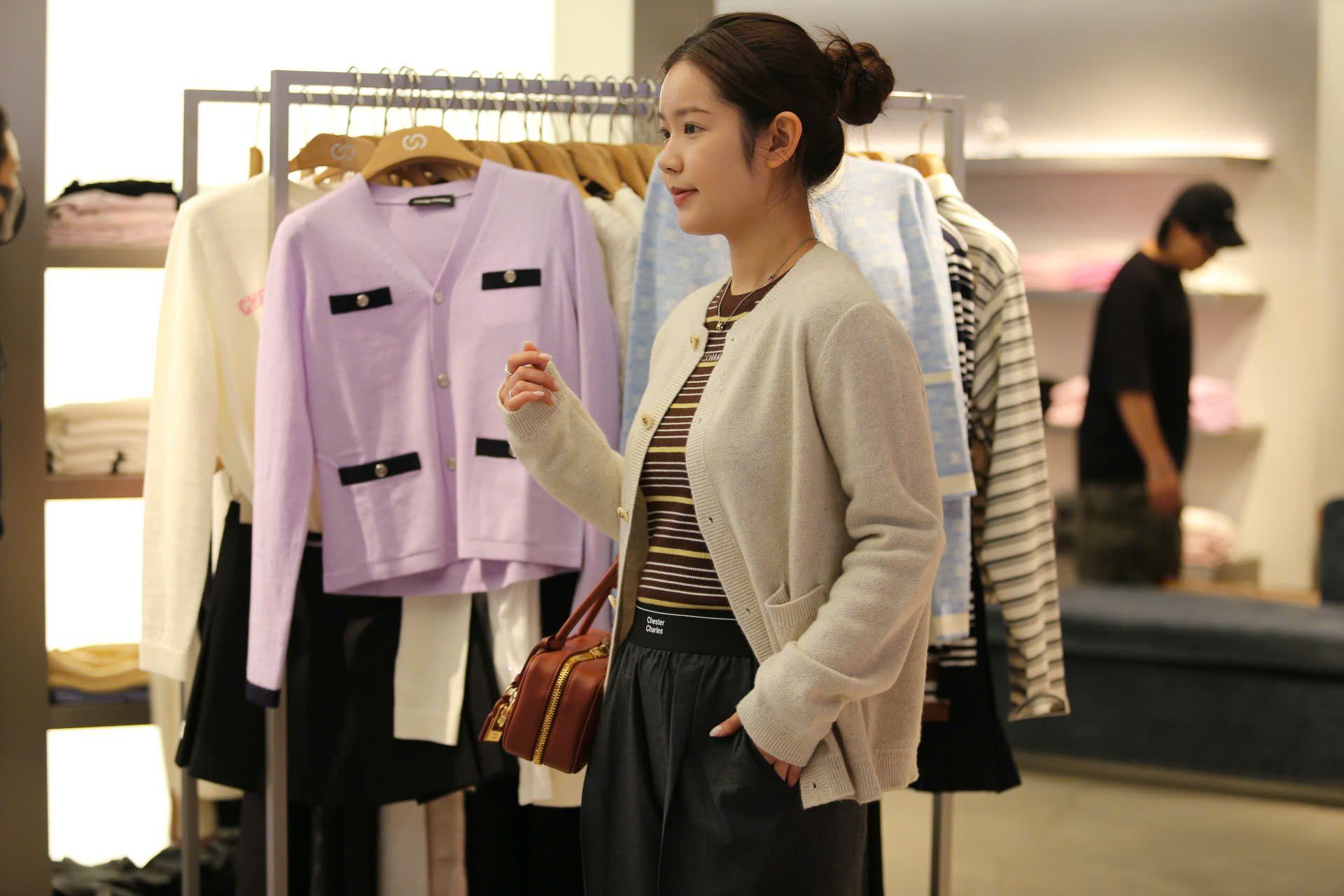  Áo CDG màu kem logo tròn túi 1 bên 