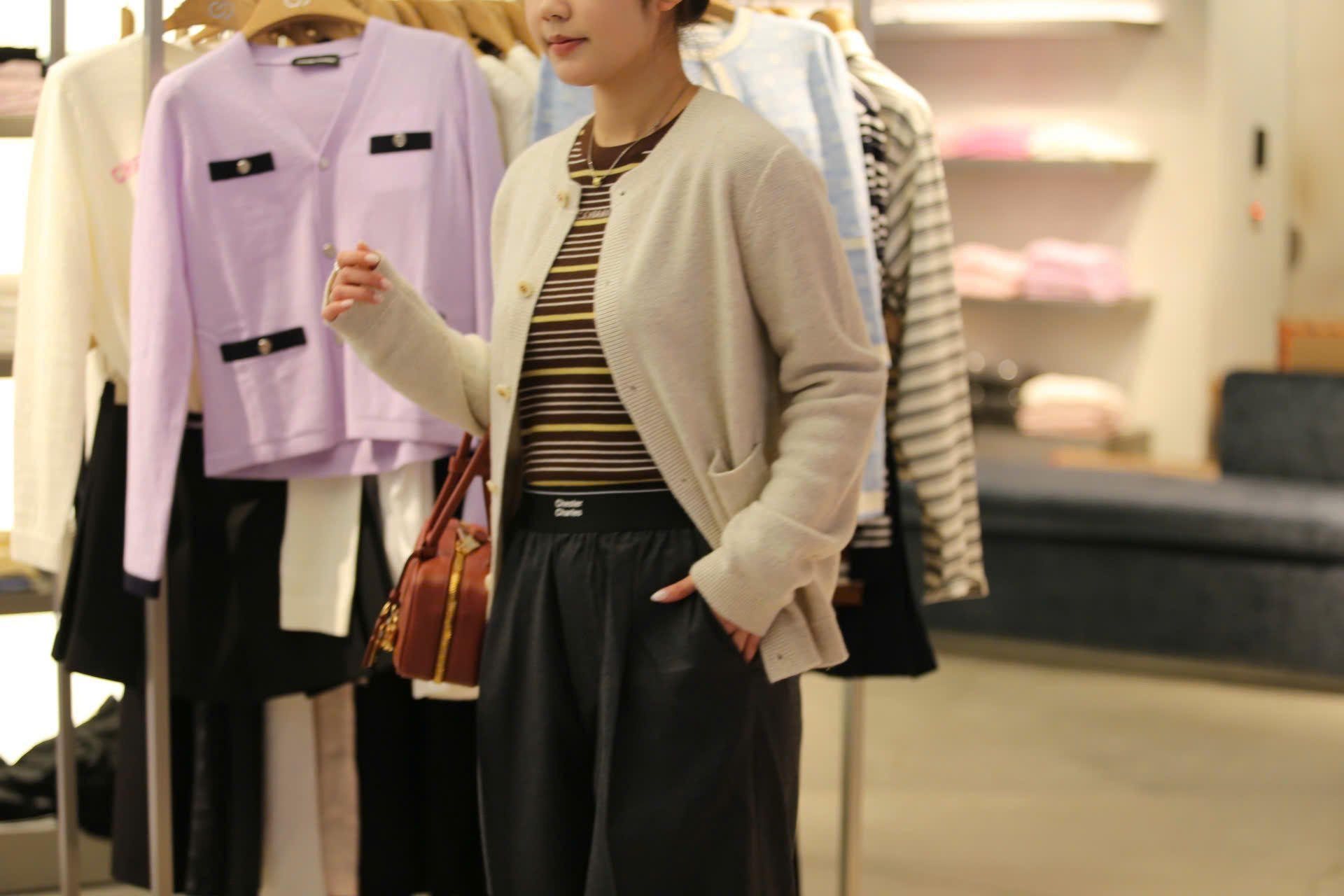  Áo CDG màu kem logo tròn túi 1 bên 