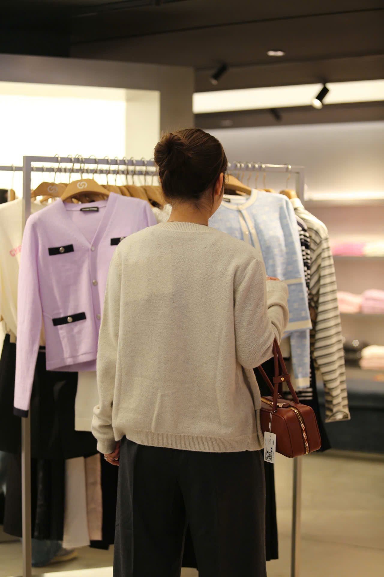  Áo CDG màu kem logo tròn túi 1 bên 