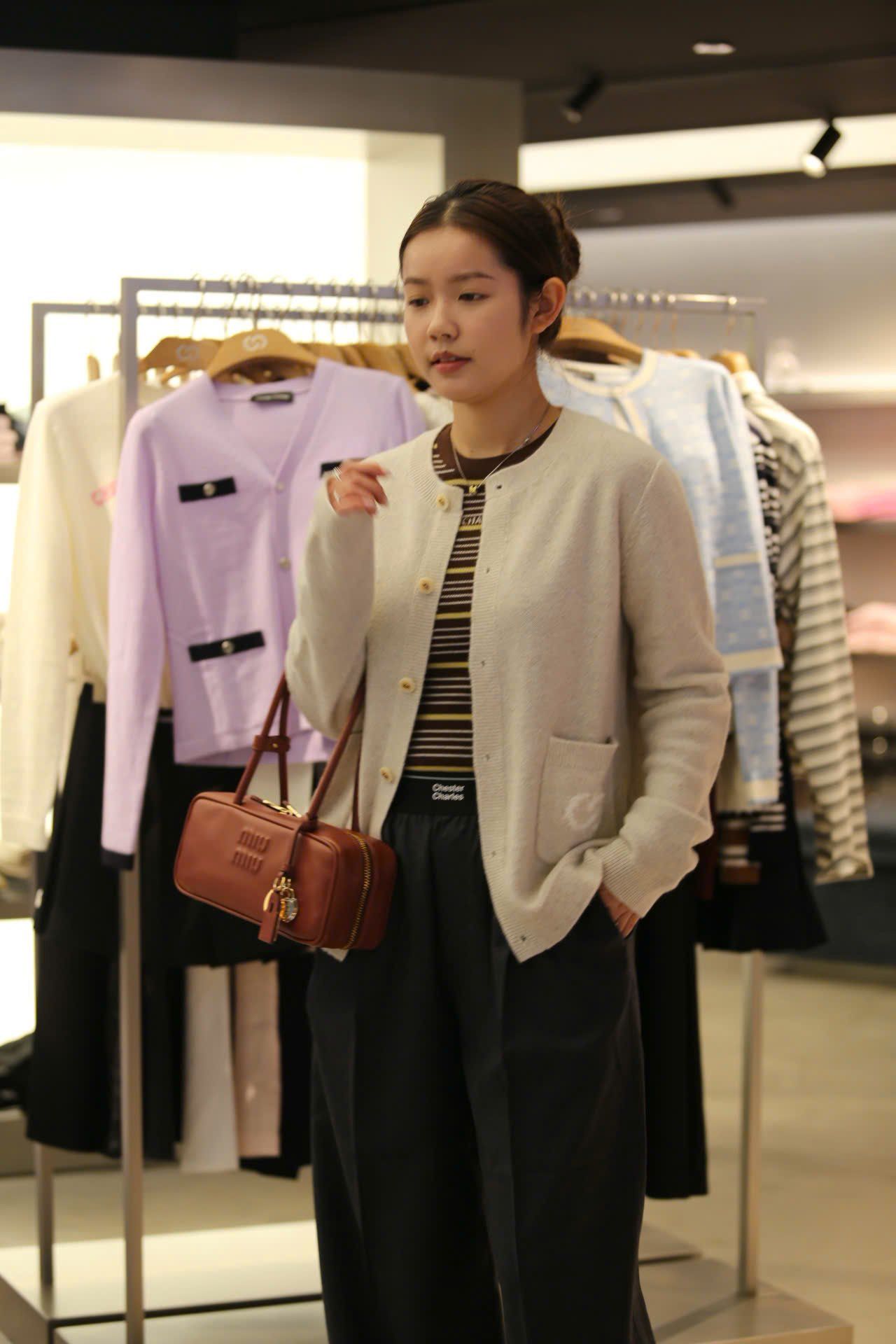  Áo CDG màu kem logo tròn túi 1 bên 