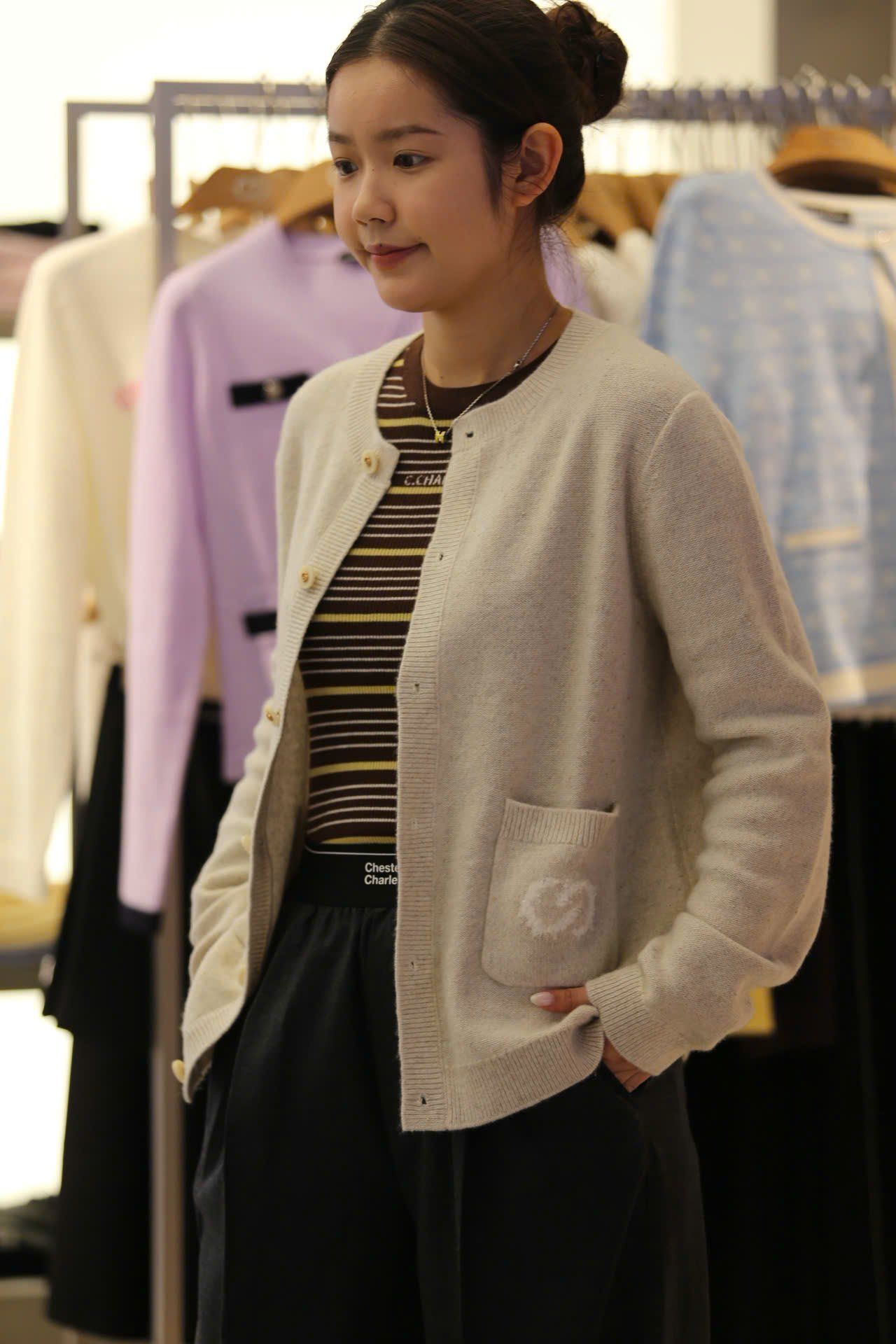  Áo CDG màu kem logo tròn túi 1 bên 