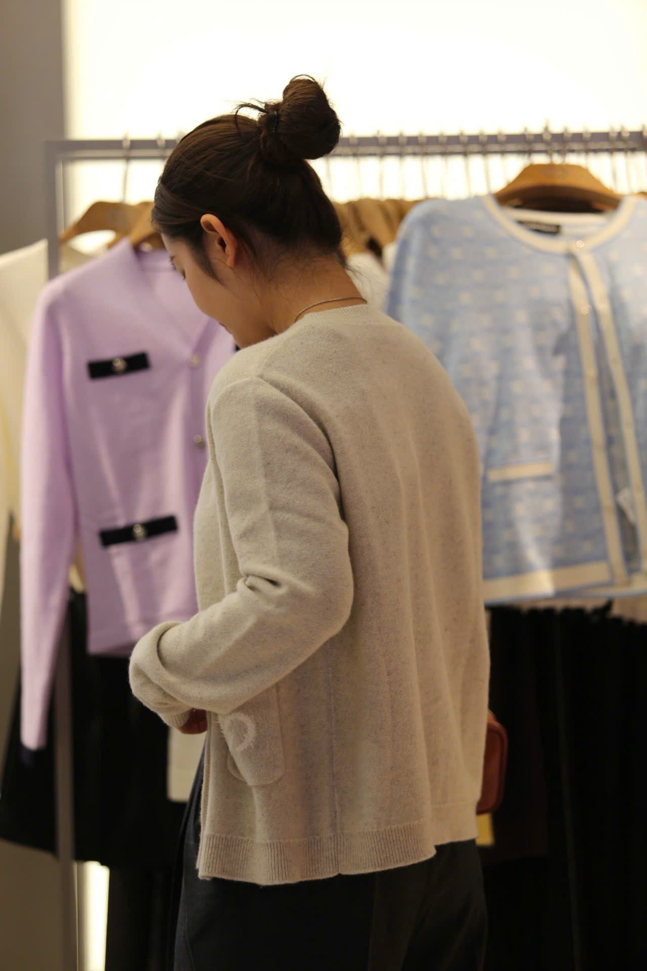  Áo CDG màu kem logo tròn túi 1 bên 