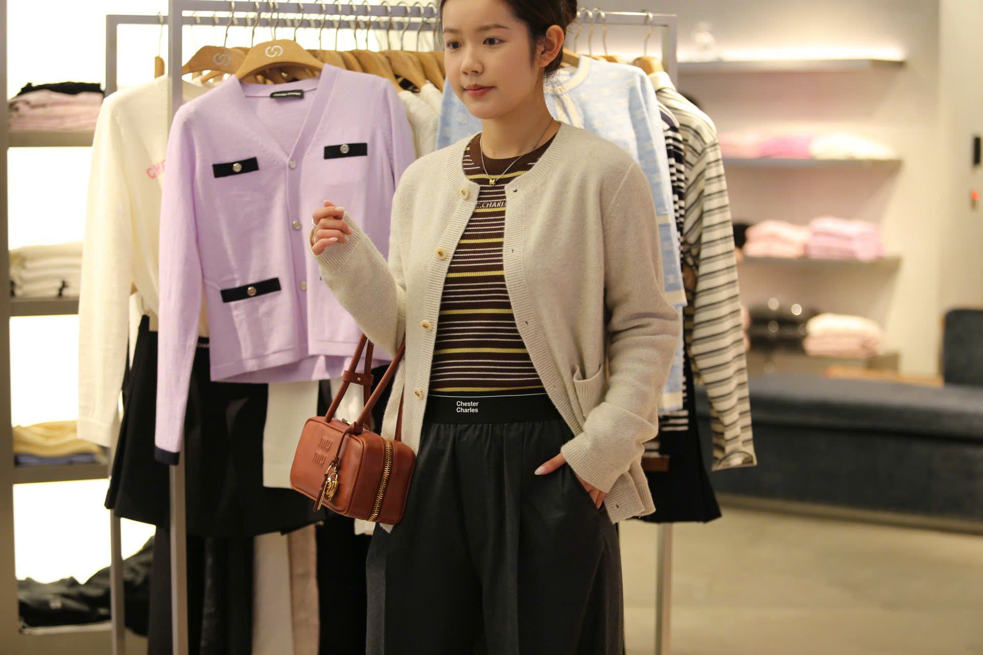  Áo CDG màu kem logo tròn túi 1 bên 