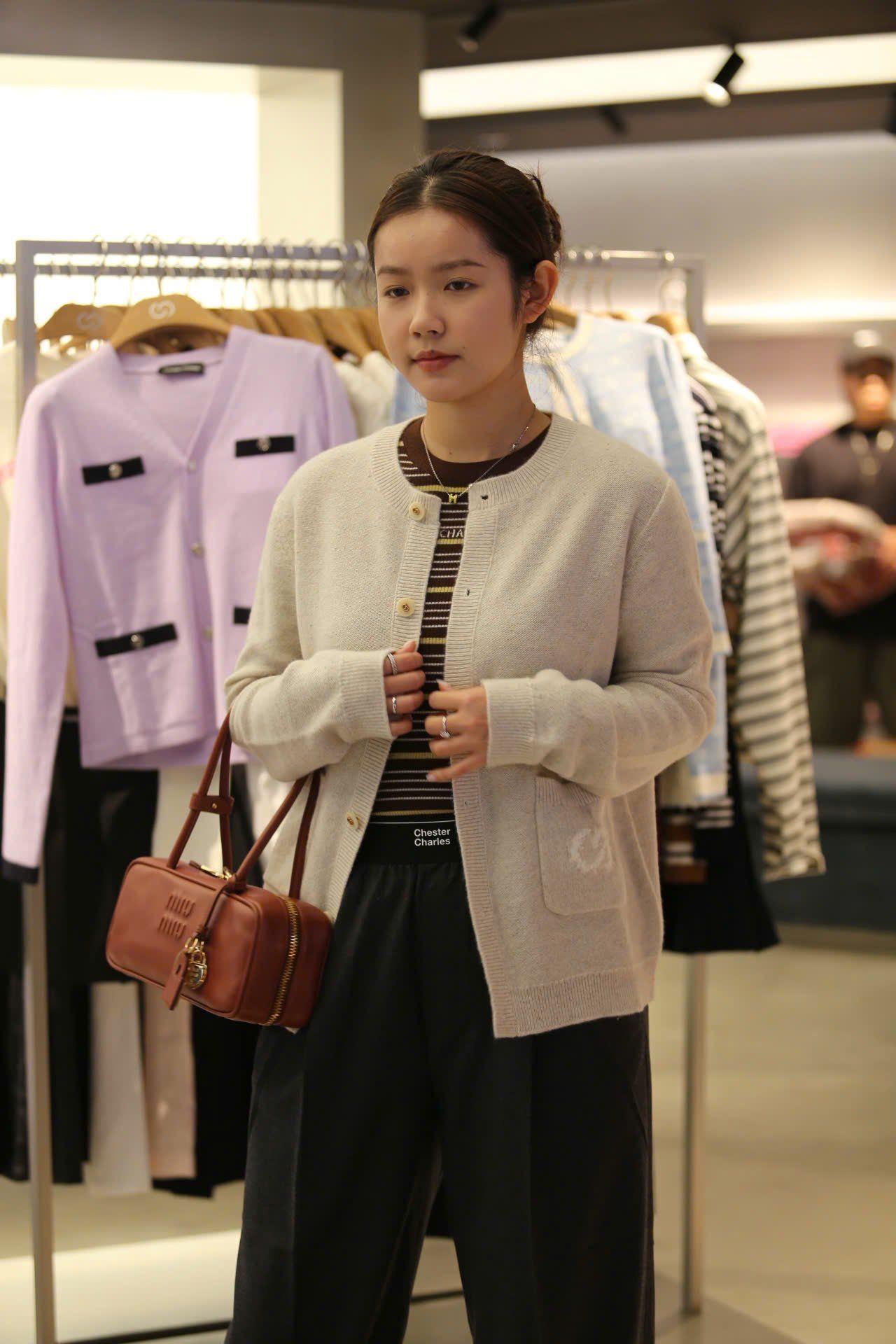  Áo CDG màu kem logo tròn túi 1 bên 