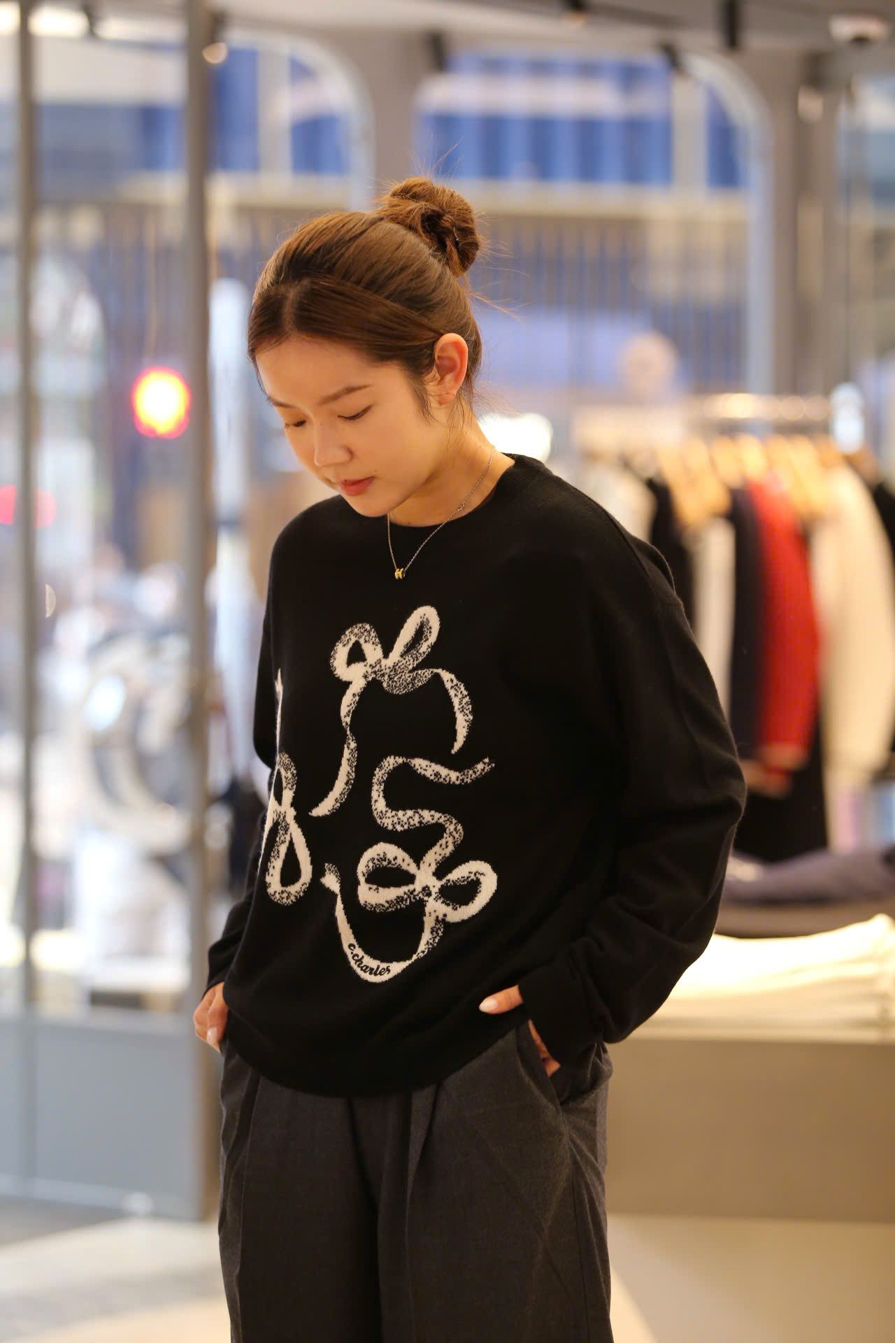  Áo len đen họa tiết 3 nơ trắng 