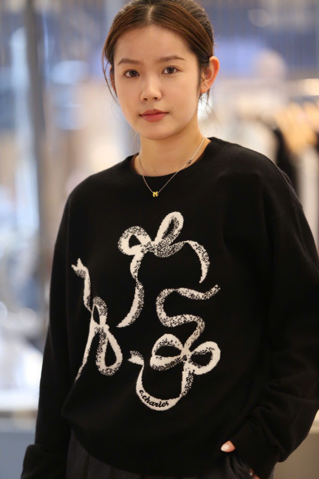  Áo len đen họa tiết 3 nơ trắng 