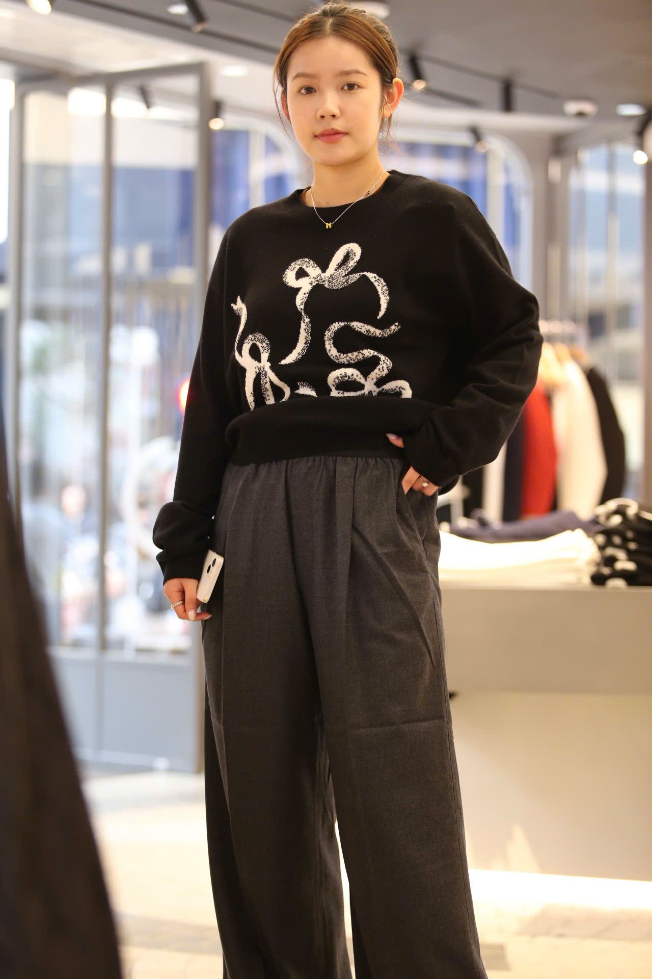  Áo len đen họa tiết 3 nơ trắng 