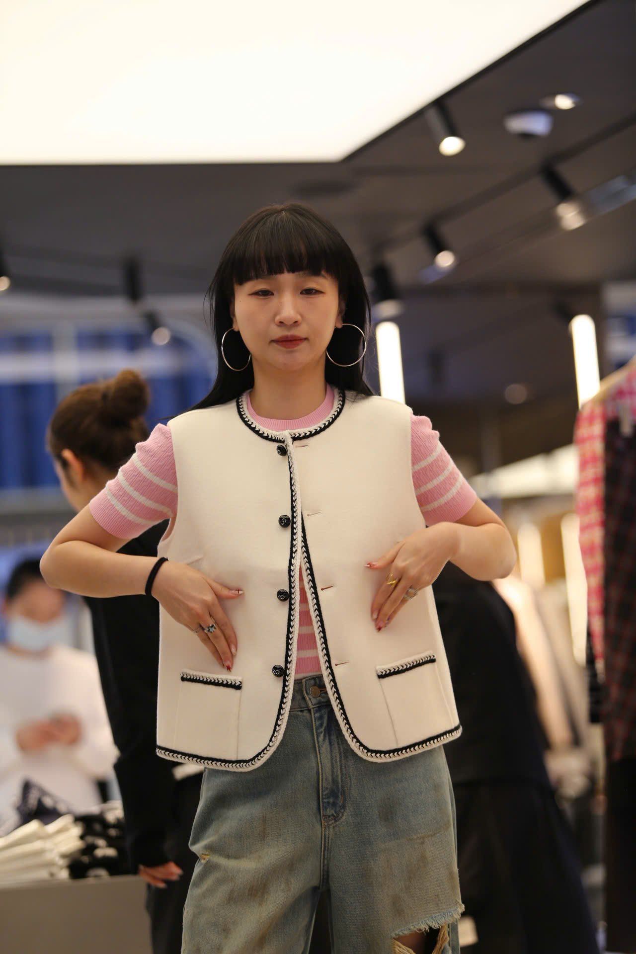  2.Áo ghile trắng - 2 túi viền đen 