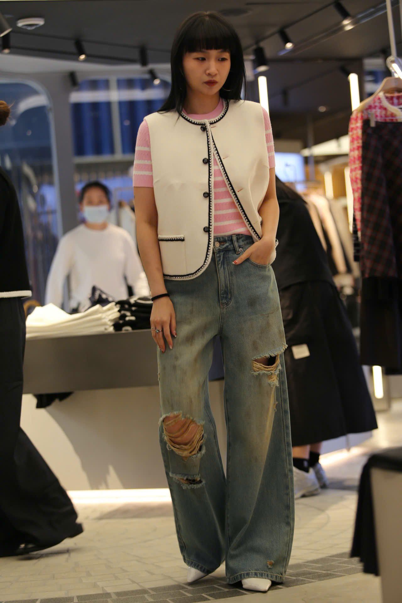  2.Áo ghile trắng - 2 túi viền đen 