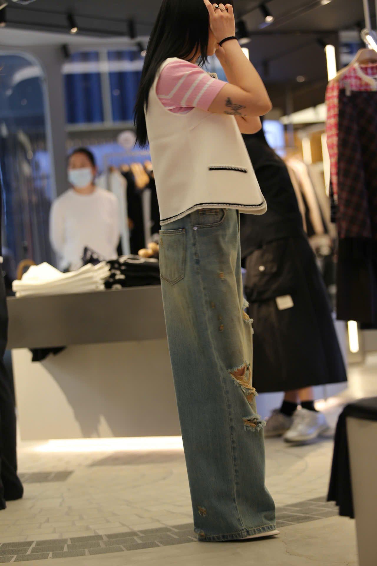  2.Áo ghile trắng - 2 túi viền đen 