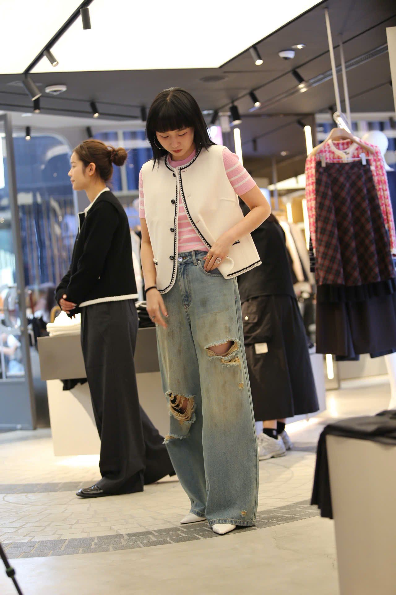  2.Áo ghile trắng - 2 túi viền đen 